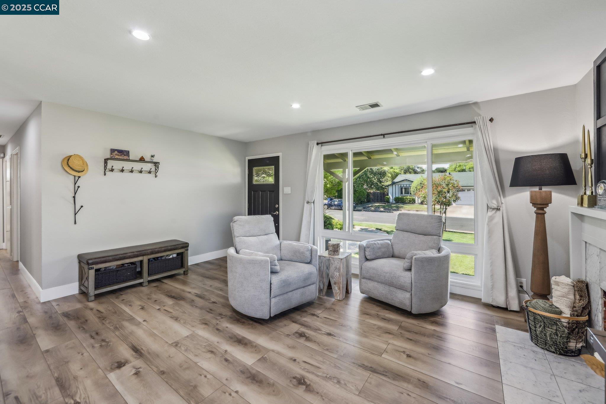 Detail Gallery Image 4 of 31 For 5521 Alaska Dr, Concord,  CA 94521 - 3 Beds | 2 Baths