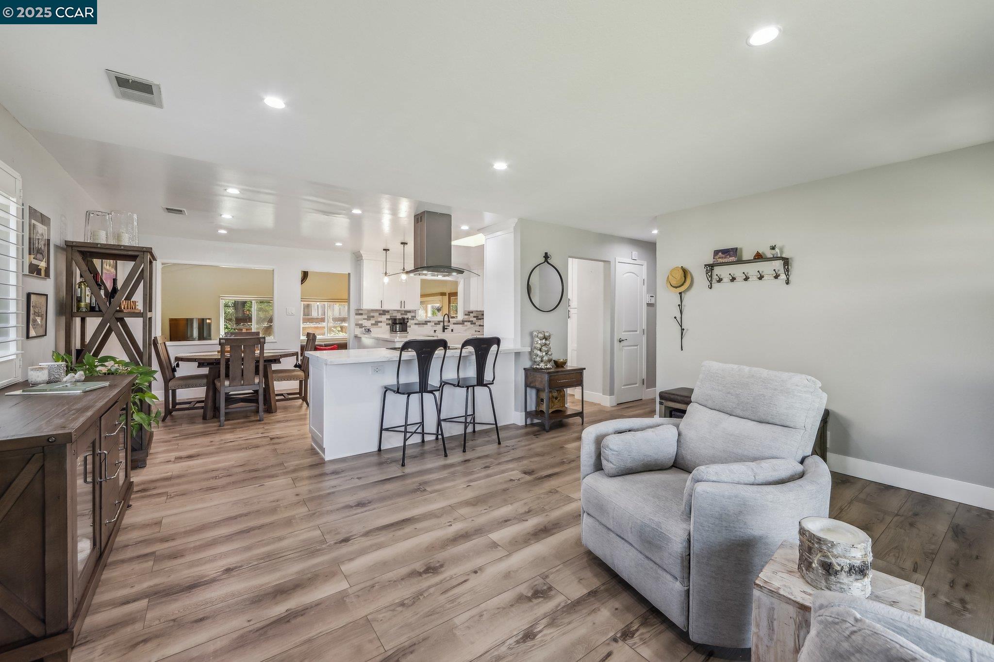 Detail Gallery Image 5 of 31 For 5521 Alaska Dr, Concord,  CA 94521 - 3 Beds | 2 Baths