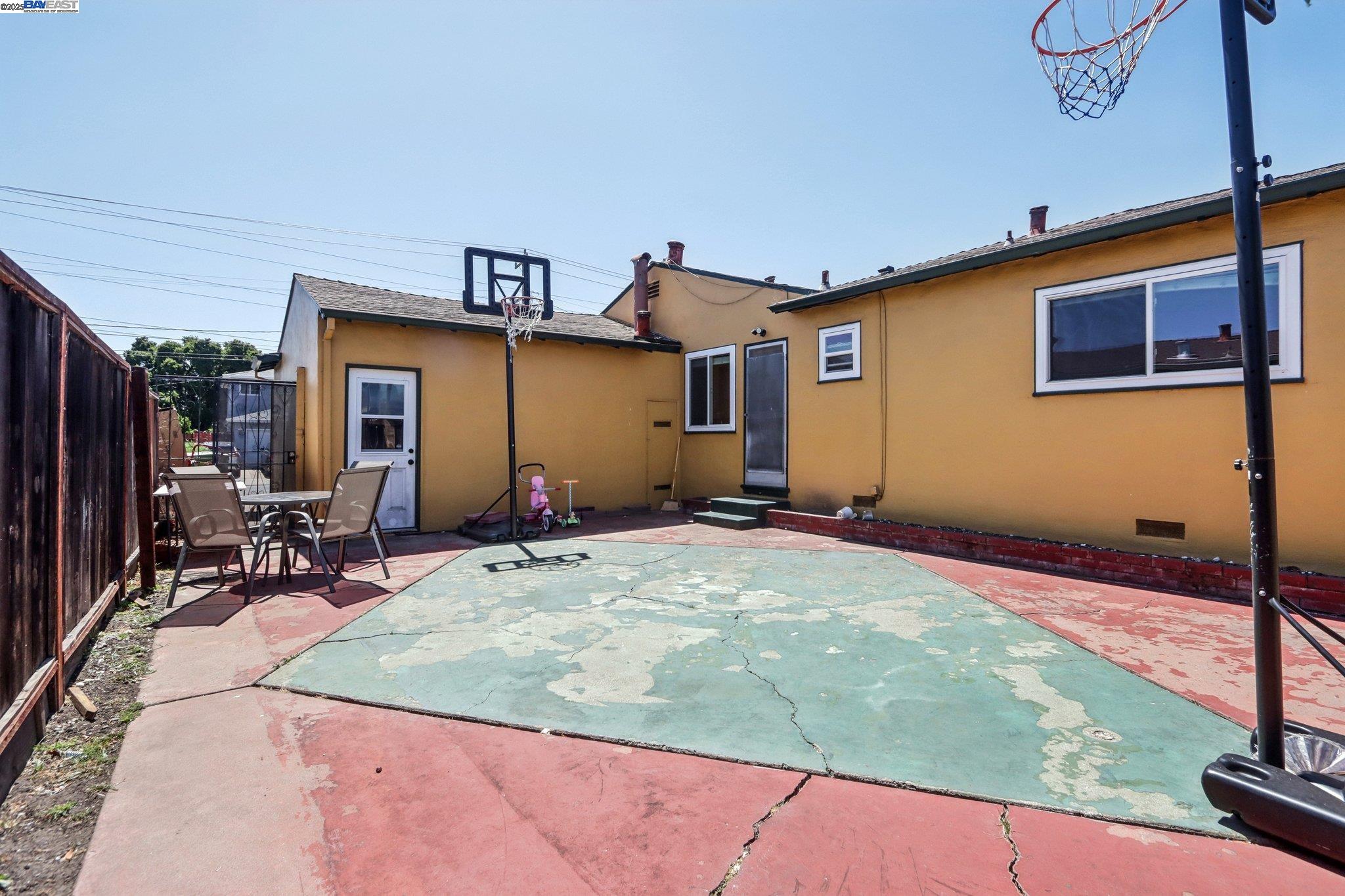 Detail Gallery Image 16 of 24 For 759 Bishop Ave, Hayward,  CA 94544 - 3 Beds | 1 Baths