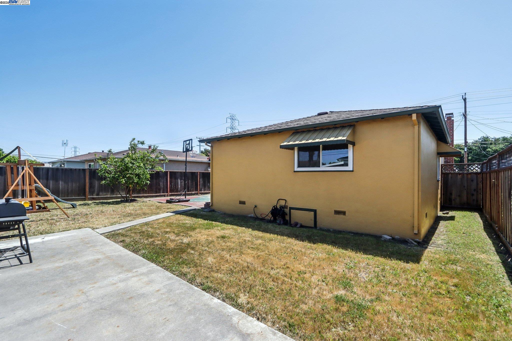 Detail Gallery Image 18 of 24 For 759 Bishop Ave, Hayward,  CA 94544 - 3 Beds | 1 Baths