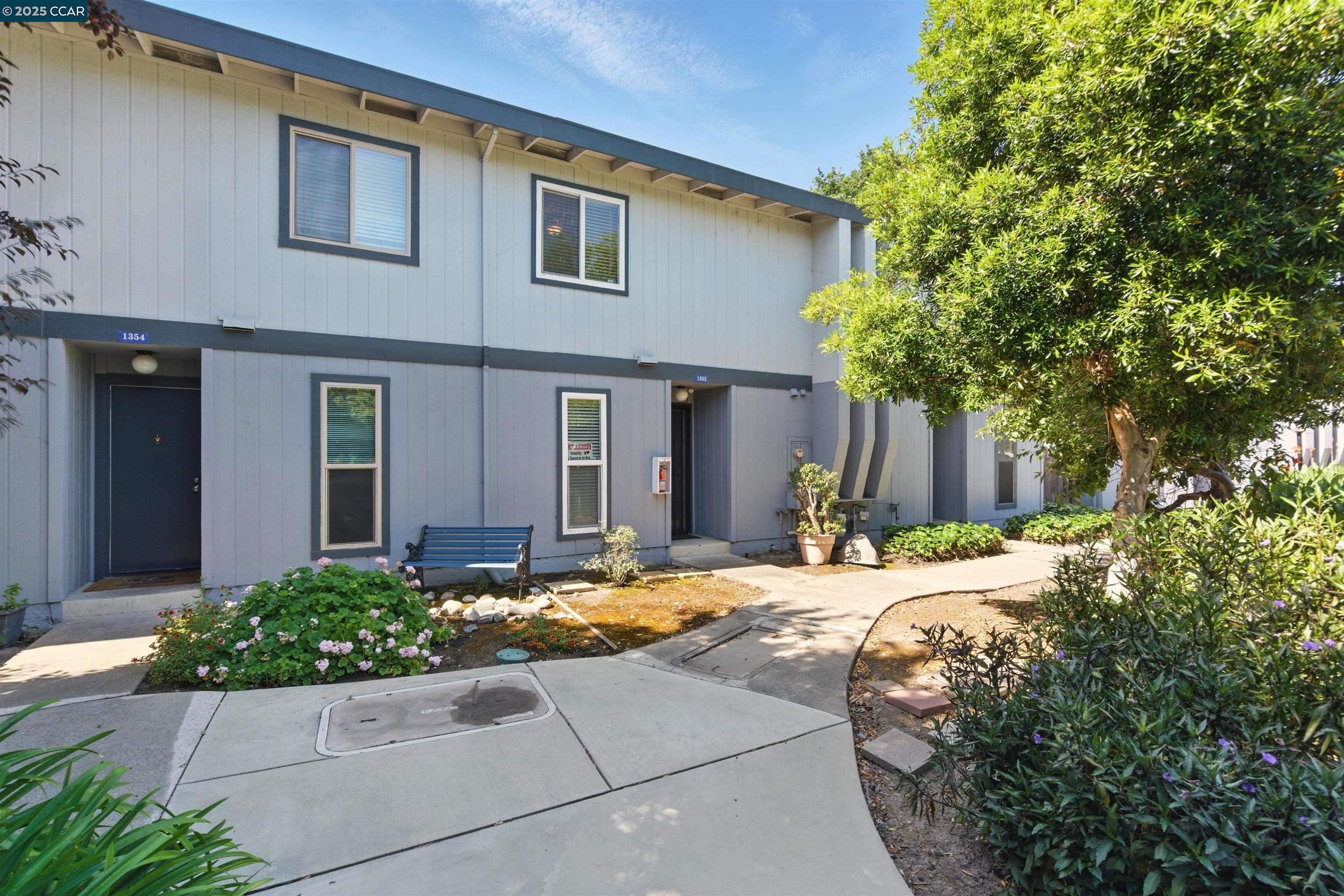 Detail Gallery Image 2 of 36 For 1352 Tree Garden Pl, Concord,  CA 94518 - 3 Beds | 2 Baths