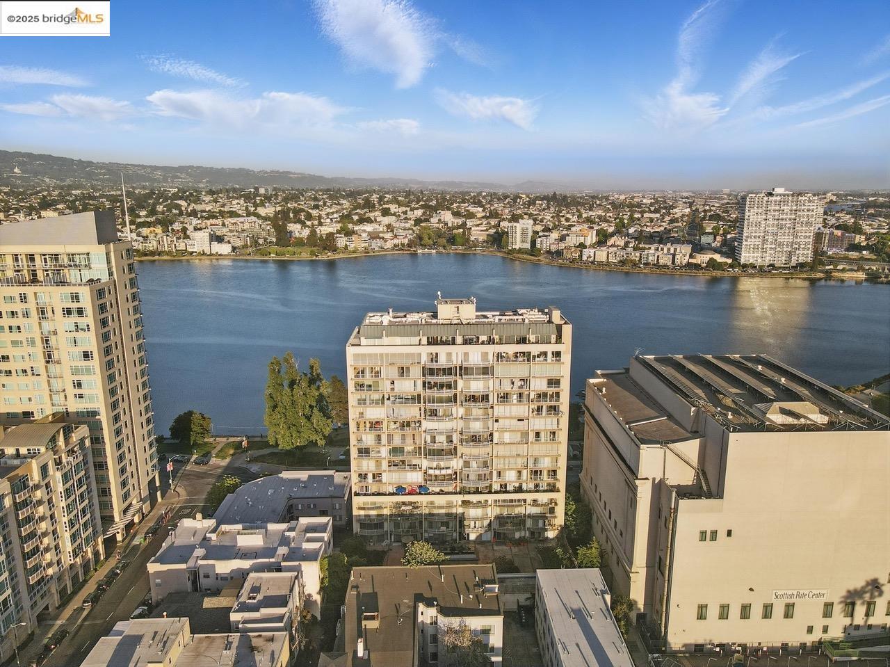 Detail Gallery Image 2 of 32 For 1555 Lakeside Dr #191,  Oakland,  CA 94612 - 2 Beds | 2 Baths