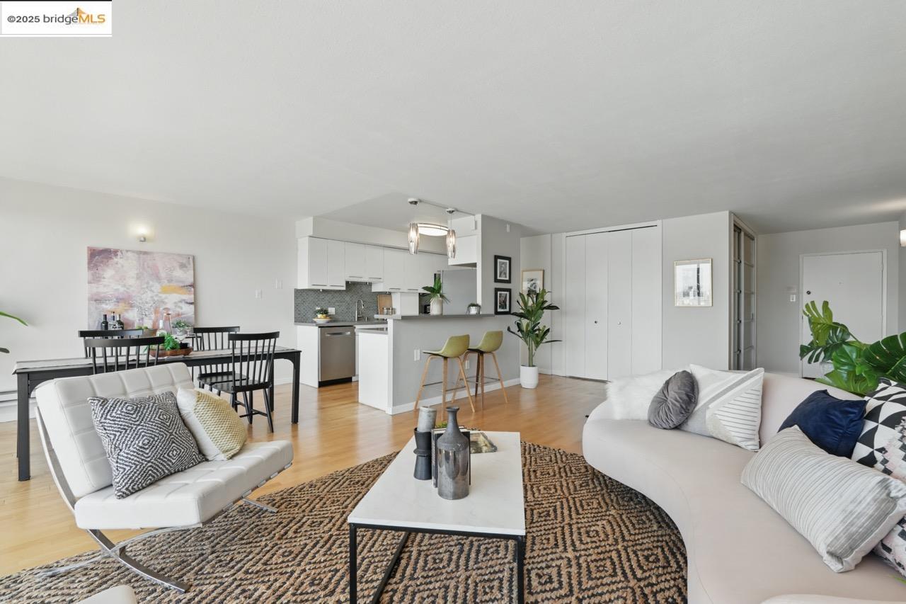 Detail Gallery Image 5 of 32 For 1555 Lakeside Dr #191,  Oakland,  CA 94612 - 2 Beds | 2 Baths