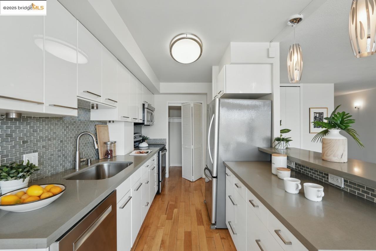 Detail Gallery Image 7 of 32 For 1555 Lakeside Dr #191,  Oakland,  CA 94612 - 2 Beds | 2 Baths
