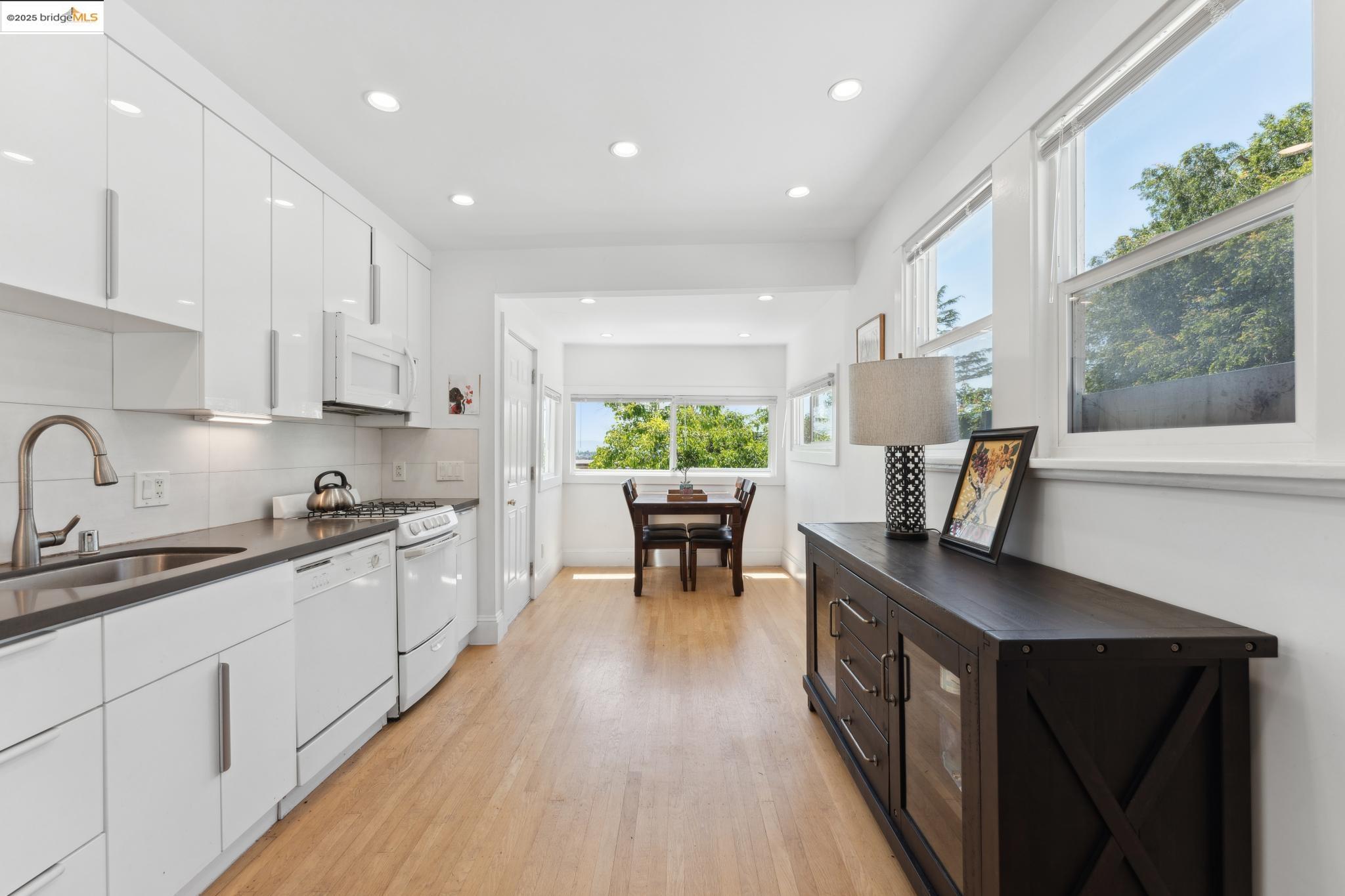 Detail Gallery Image 1 of 18 For 2823 11th Ave #C,  Oakland,  CA 94610 - 2 Beds | 1 Baths