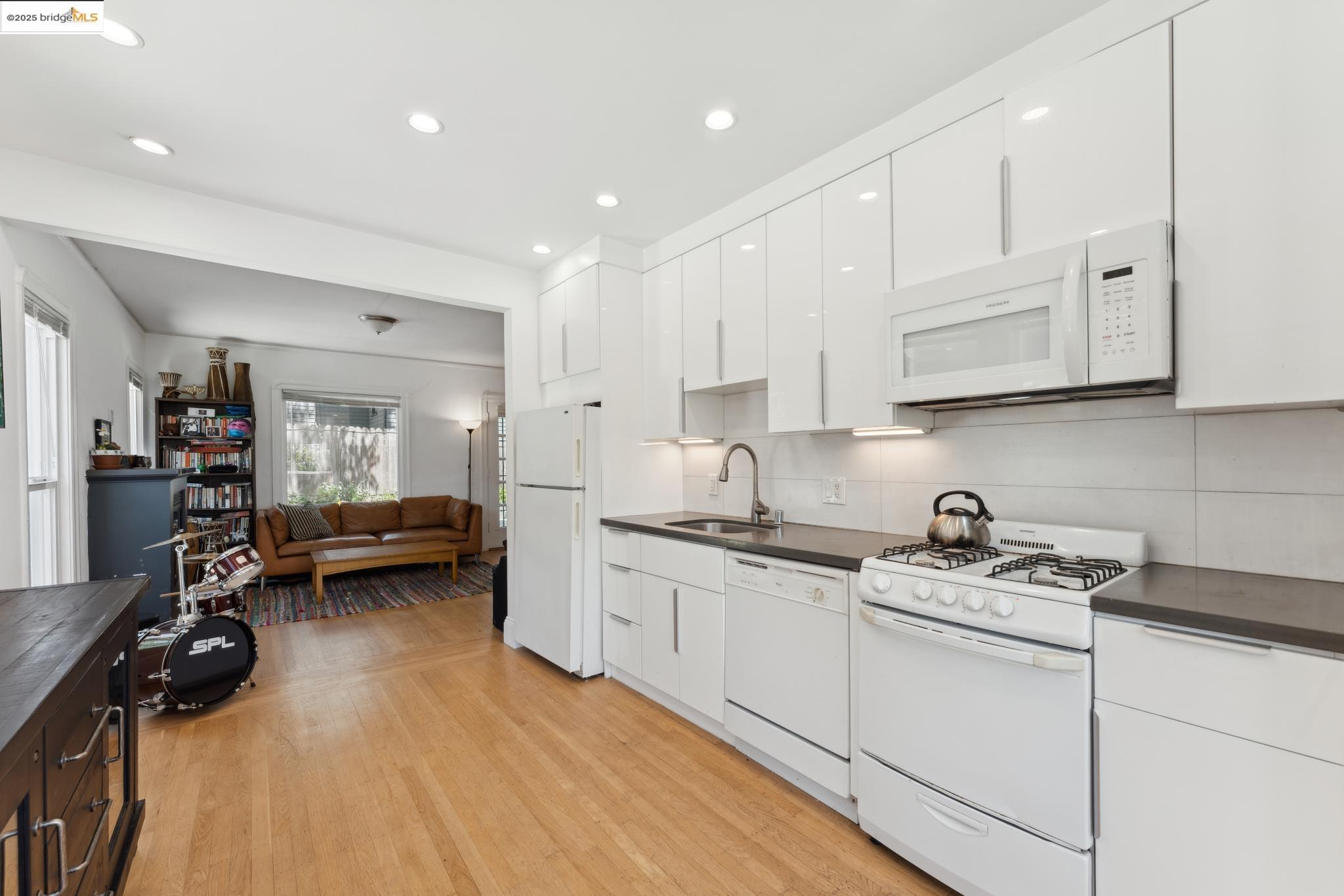 Detail Gallery Image 12 of 18 For 2823 11th Ave #C,  Oakland,  CA 94610 - 2 Beds | 1 Baths