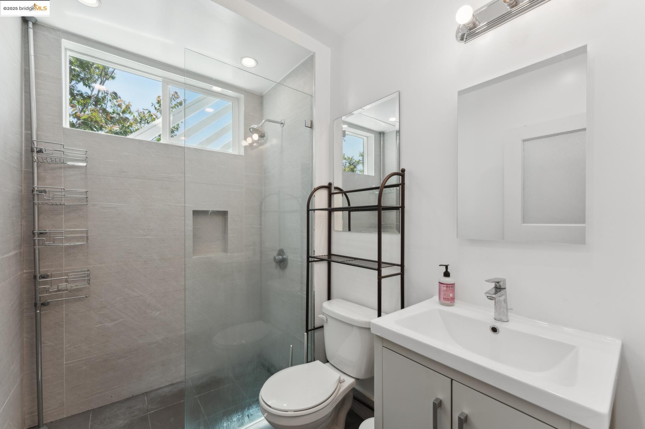 Detail Gallery Image 15 of 18 For 2823 11th Ave #C,  Oakland,  CA 94610 - 2 Beds | 1 Baths