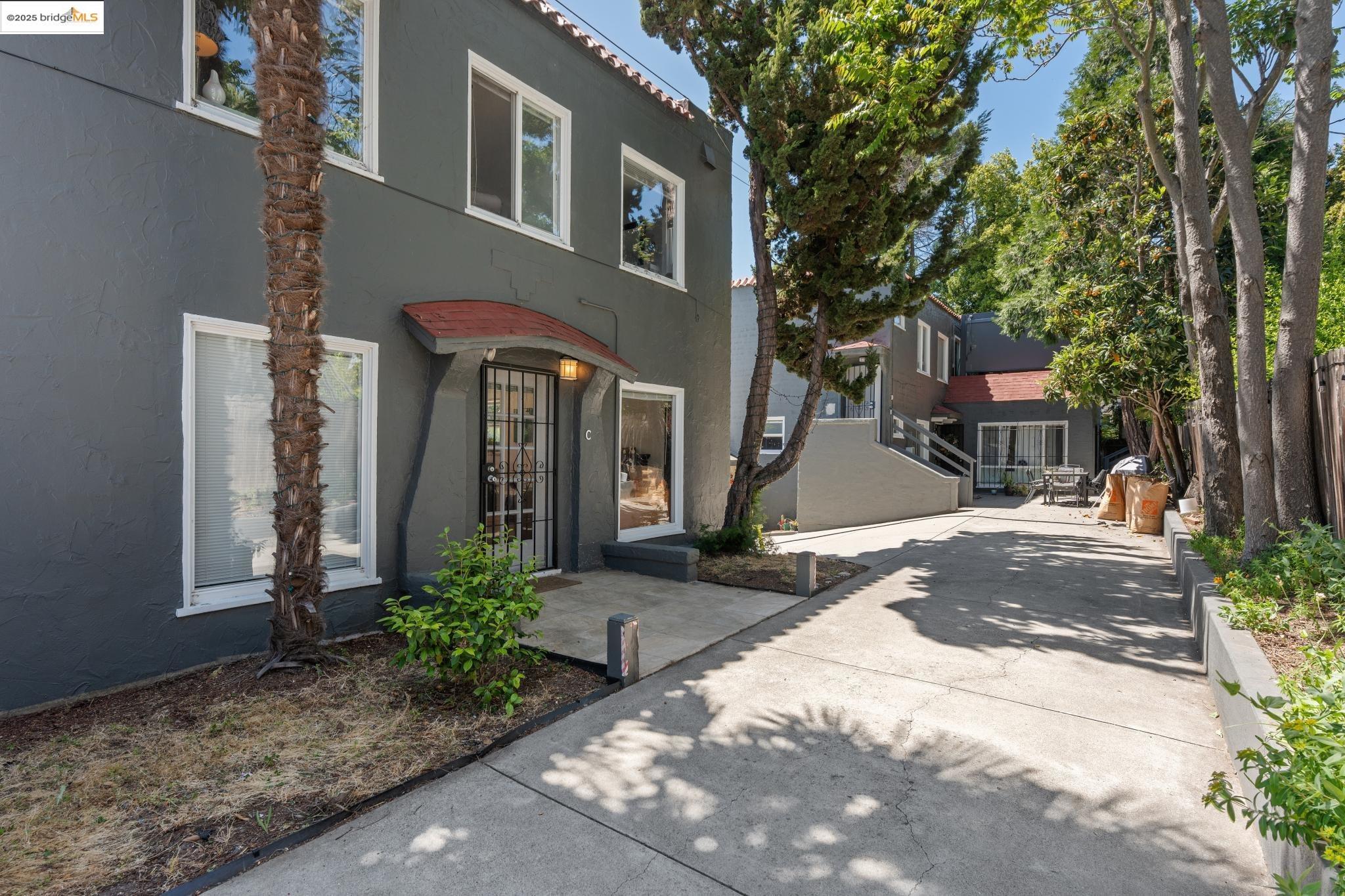 Detail Gallery Image 3 of 18 For 2823 11th Ave #C,  Oakland,  CA 94610 - 2 Beds | 1 Baths