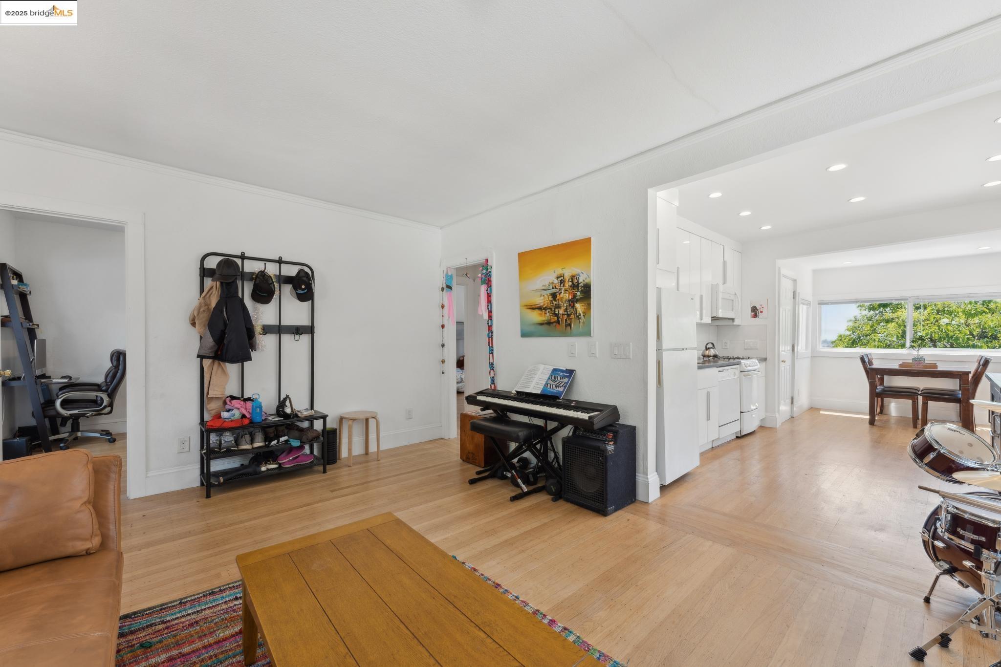 Detail Gallery Image 7 of 18 For 2823 11th Ave #C,  Oakland,  CA 94610 - 2 Beds | 1 Baths