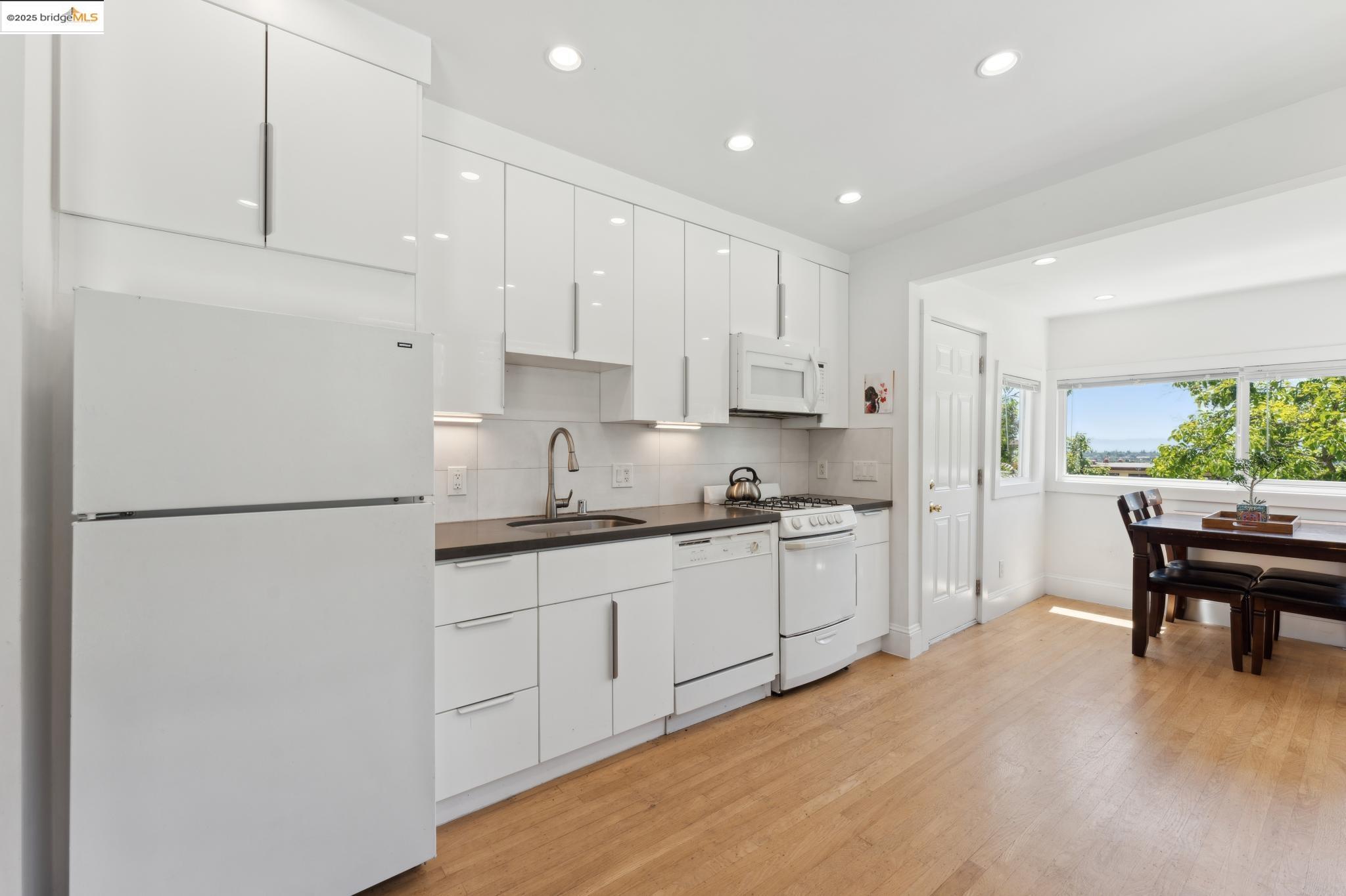 Detail Gallery Image 8 of 18 For 2823 11th Ave #C,  Oakland,  CA 94610 - 2 Beds | 1 Baths
