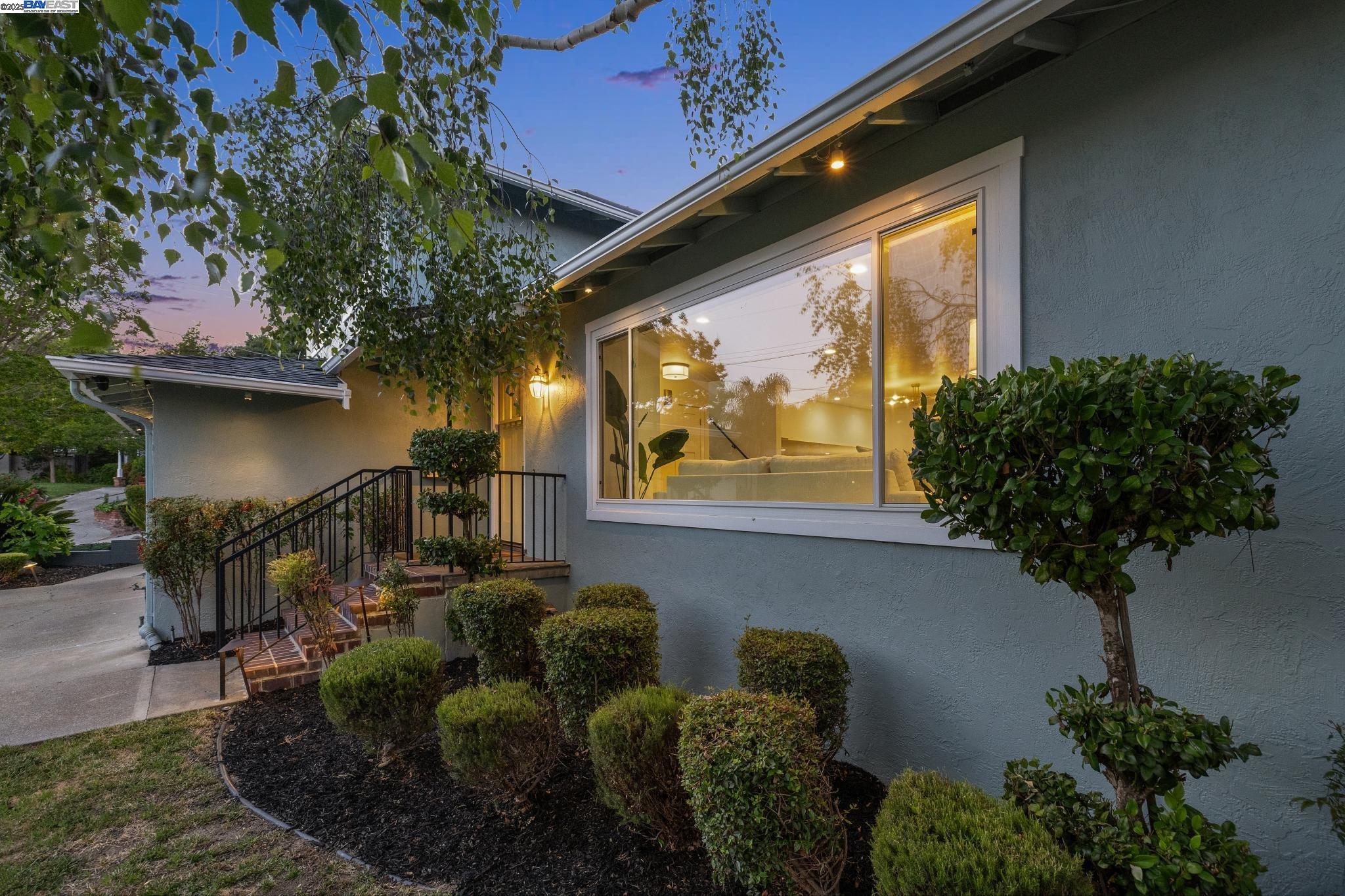 Detail Gallery Image 3 of 55 For 3134 Terry Ct, Castro Valley,  CA 94546 - 4 Beds | 2/1 Baths