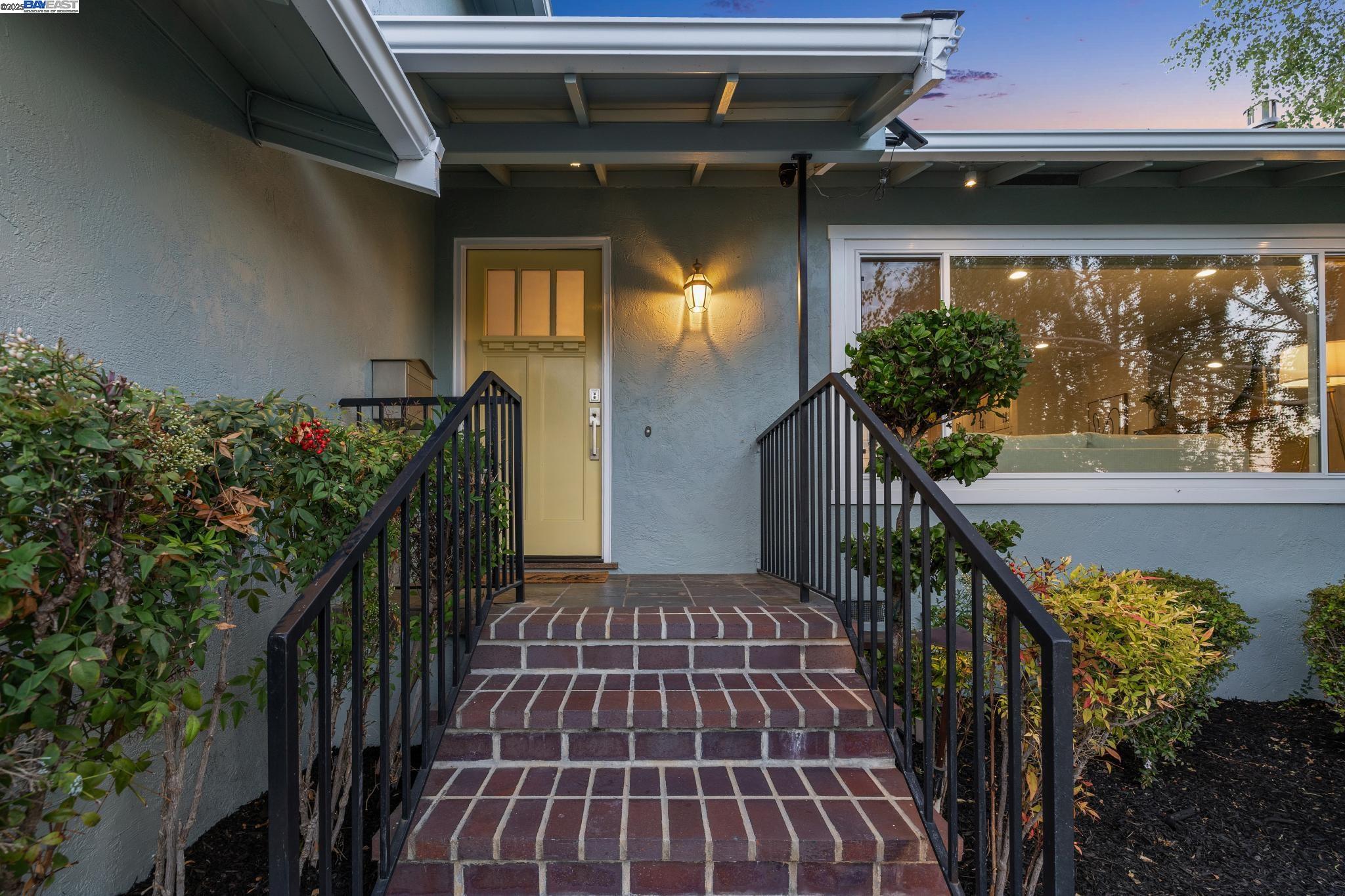 Detail Gallery Image 4 of 55 For 3134 Terry Ct, Castro Valley,  CA 94546 - 4 Beds | 2/1 Baths