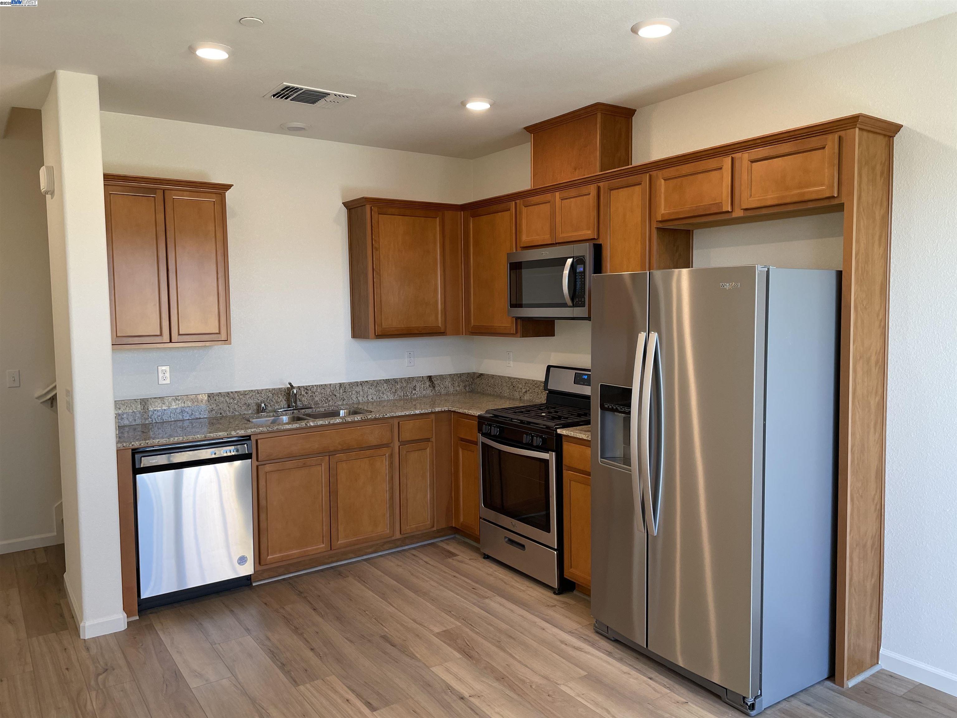 Detail Gallery Image 9 of 16 For 1800 Monroe Ct #1,  Hollister,  CA 95023 - 2 Beds | 2 Baths