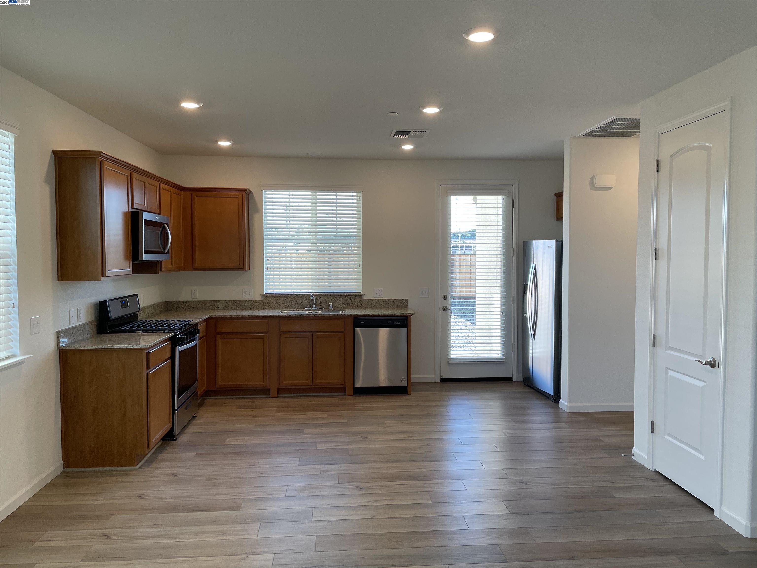 Detail Gallery Image 2 of 16 For 1800 Monroe Ct #1,  Hollister,  CA 95023 - 2 Beds | 2 Baths