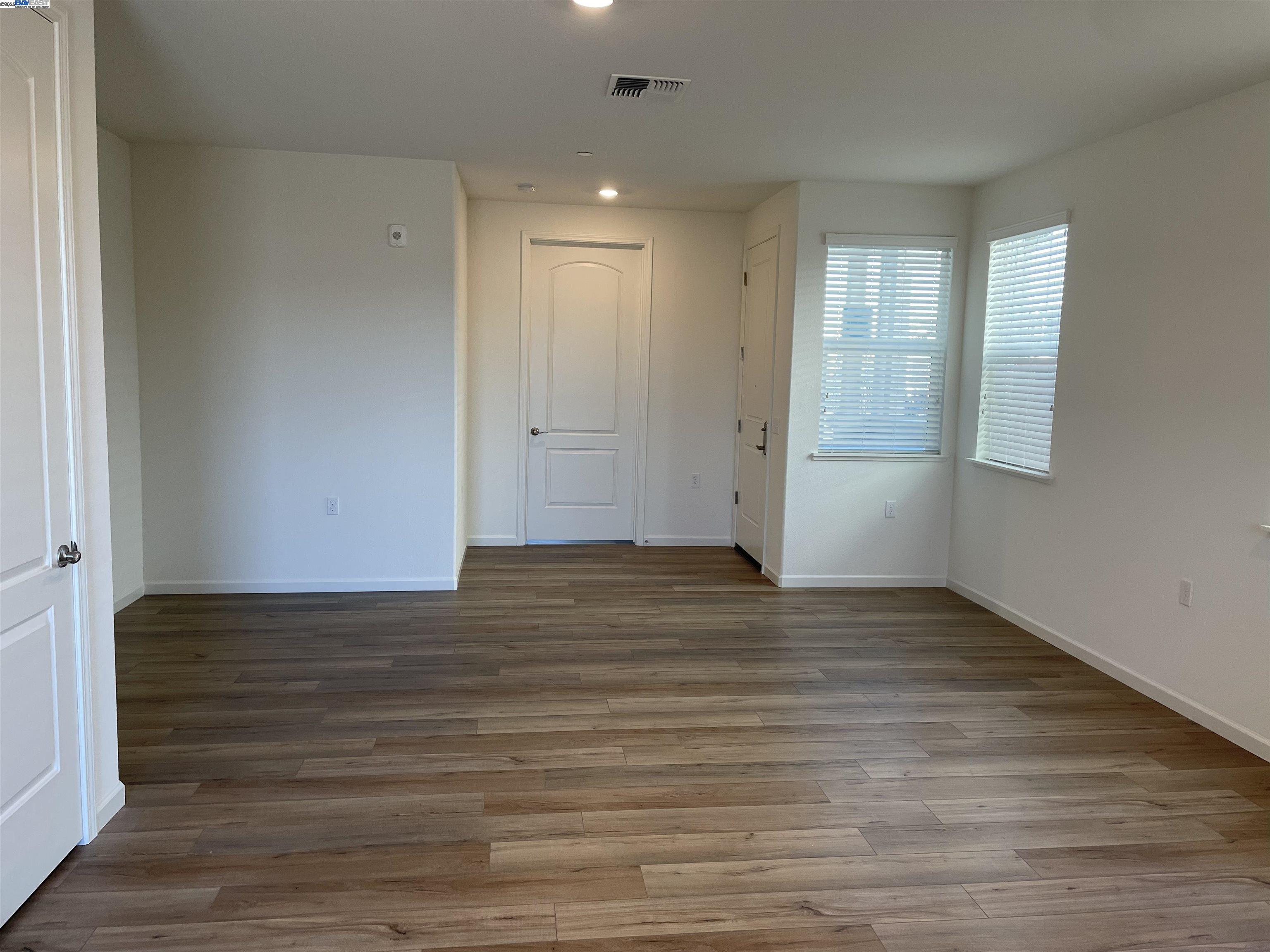 Detail Gallery Image 3 of 16 For 1800 Monroe Ct #1,  Hollister,  CA 95023 - 2 Beds | 2 Baths