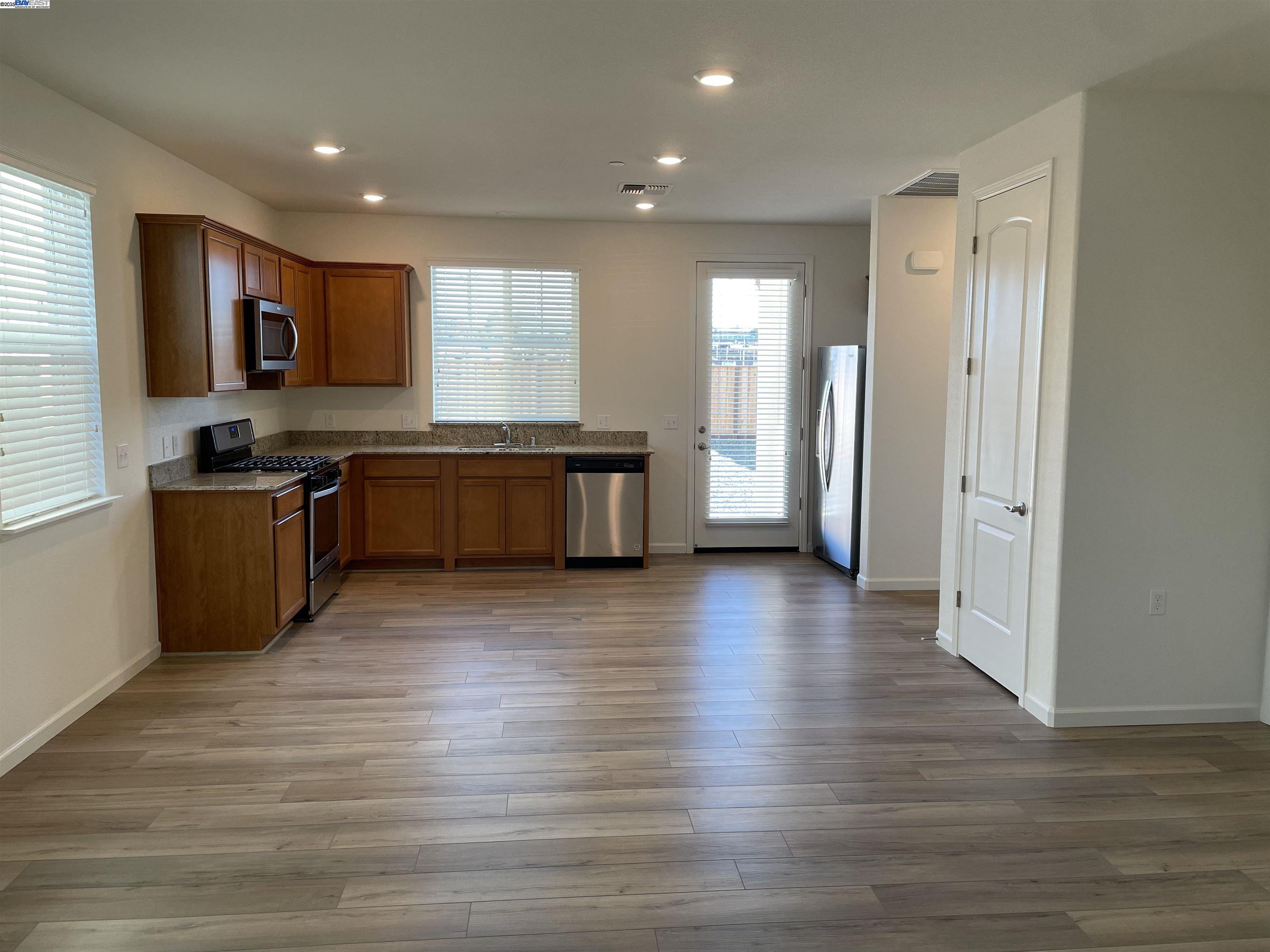 Detail Gallery Image 7 of 16 For 1800 Monroe Ct #1,  Hollister,  CA 95023 - 2 Beds | 2 Baths