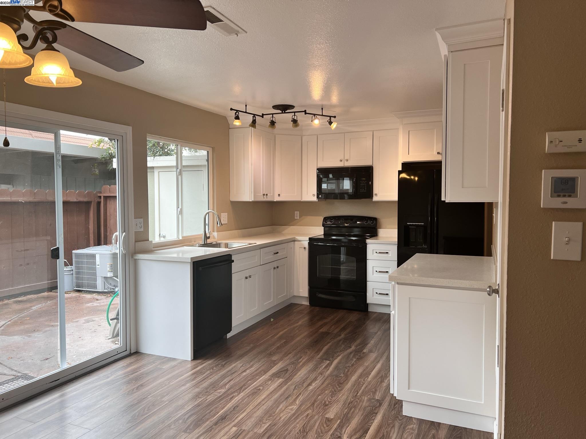 Detail Gallery Image 2 of 14 For 4446 Seminole Way, Pleasanton,  CA 94588-4201 - 4 Beds | 2/1 Baths