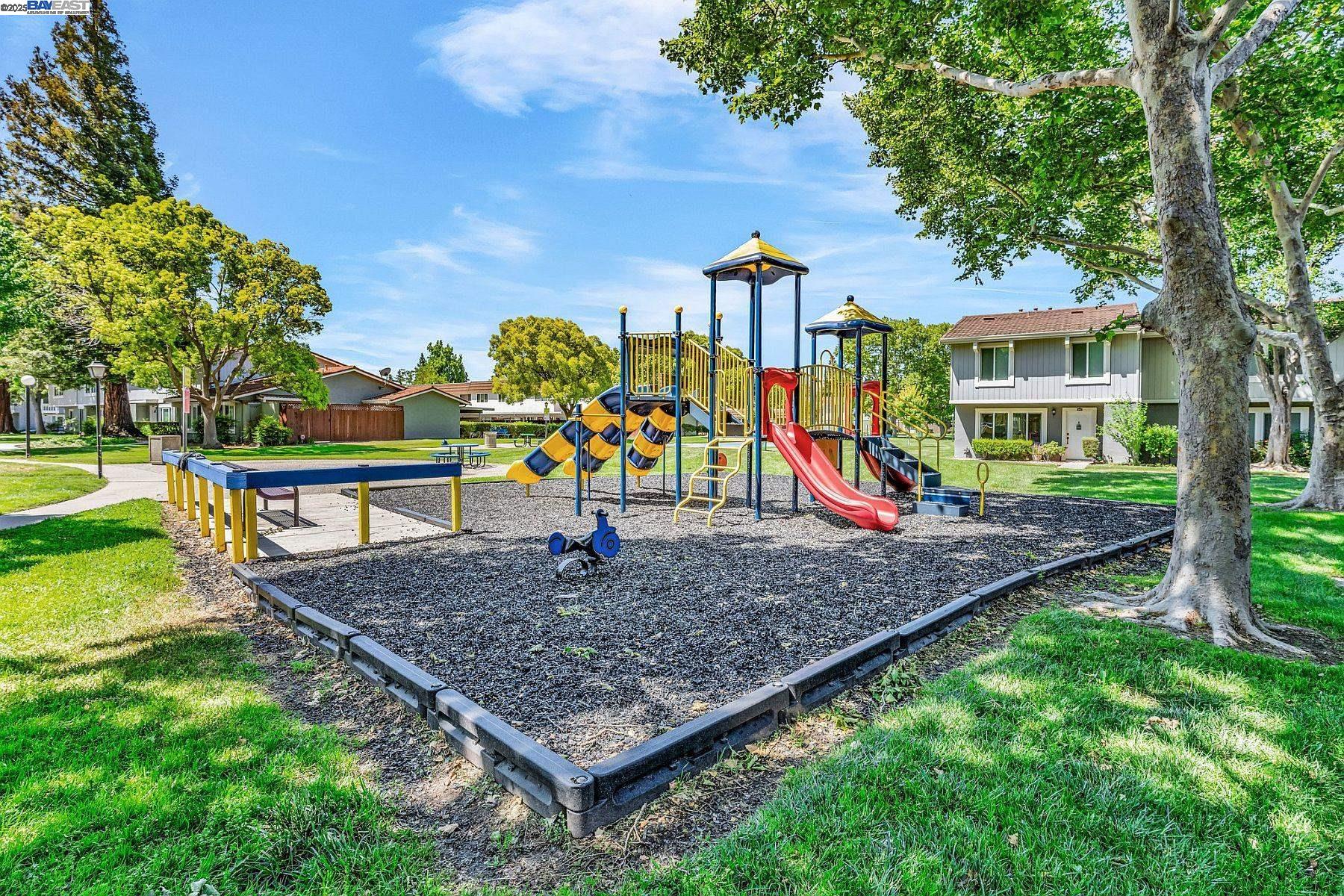 Detail Gallery Image 12 of 14 For 4446 Seminole Way, Pleasanton,  CA 94588-4201 - 4 Beds | 2/1 Baths