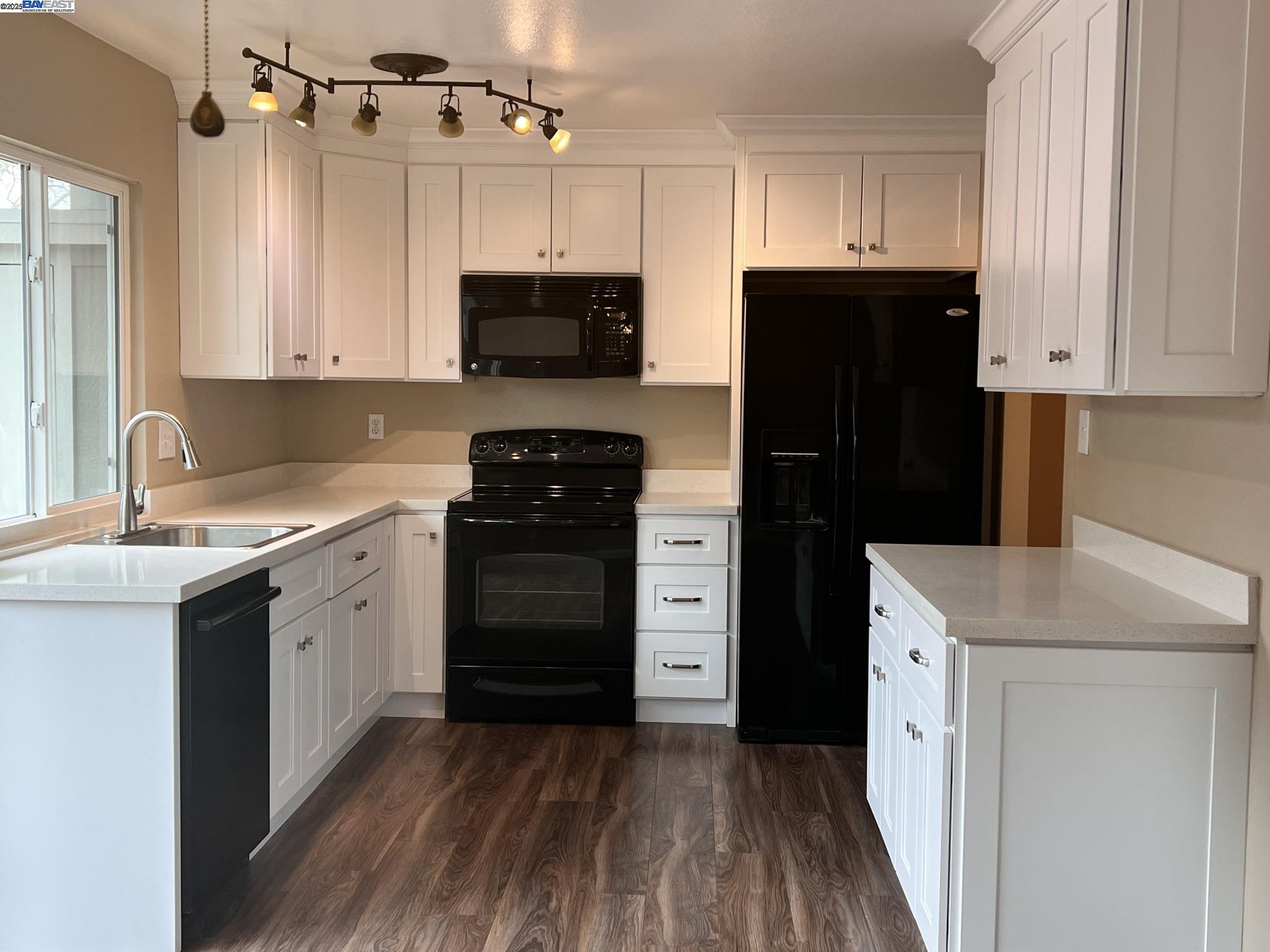 Detail Gallery Image 4 of 14 For 4446 Seminole Way, Pleasanton,  CA 94588-4201 - 4 Beds | 2/1 Baths