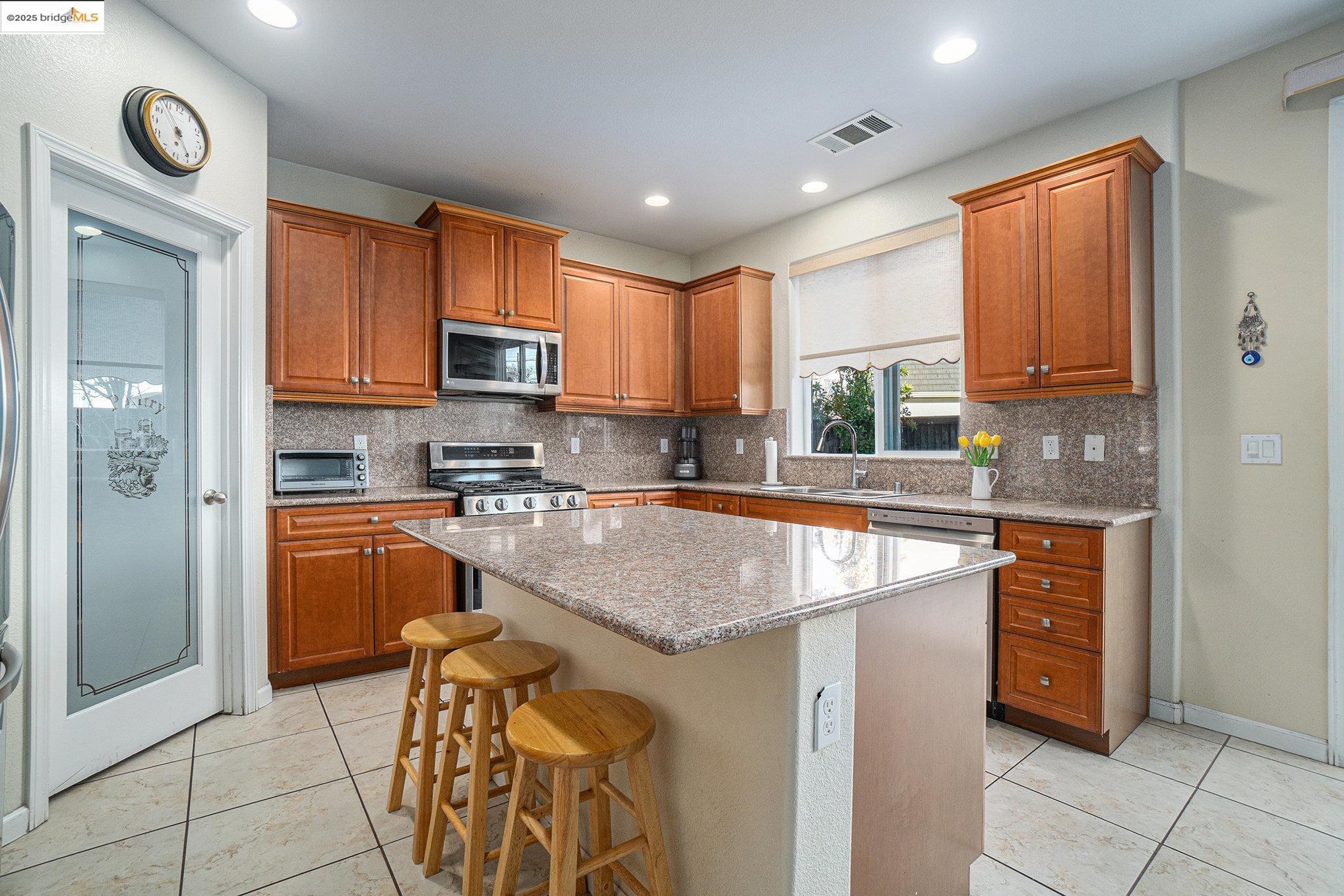 Detail Gallery Image 11 of 42 For 1174 Tropicana Ln, Brentwood,  CA 94513 - 5 Beds | 3 Baths