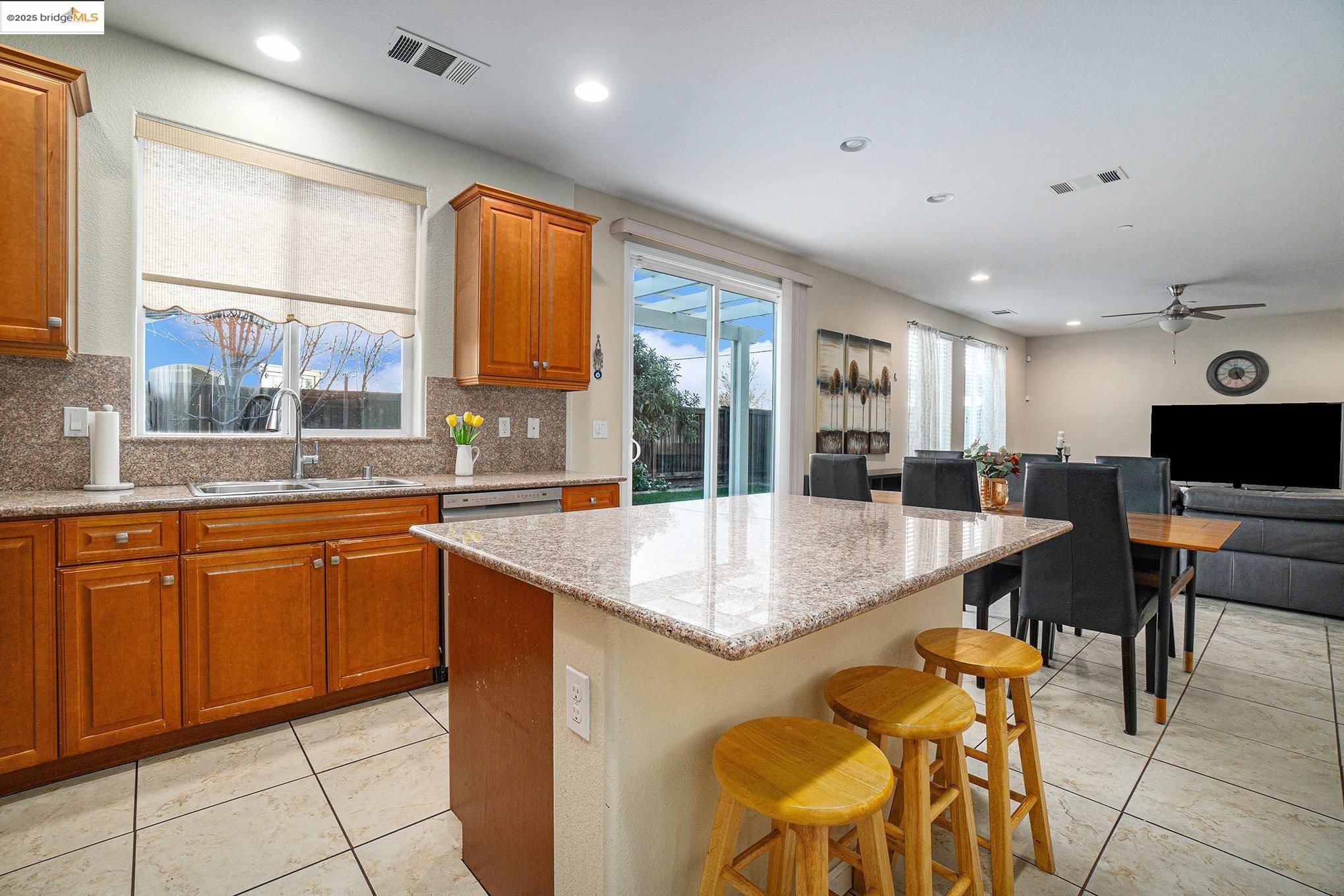Detail Gallery Image 13 of 42 For 1174 Tropicana Ln, Brentwood,  CA 94513 - 5 Beds | 3 Baths