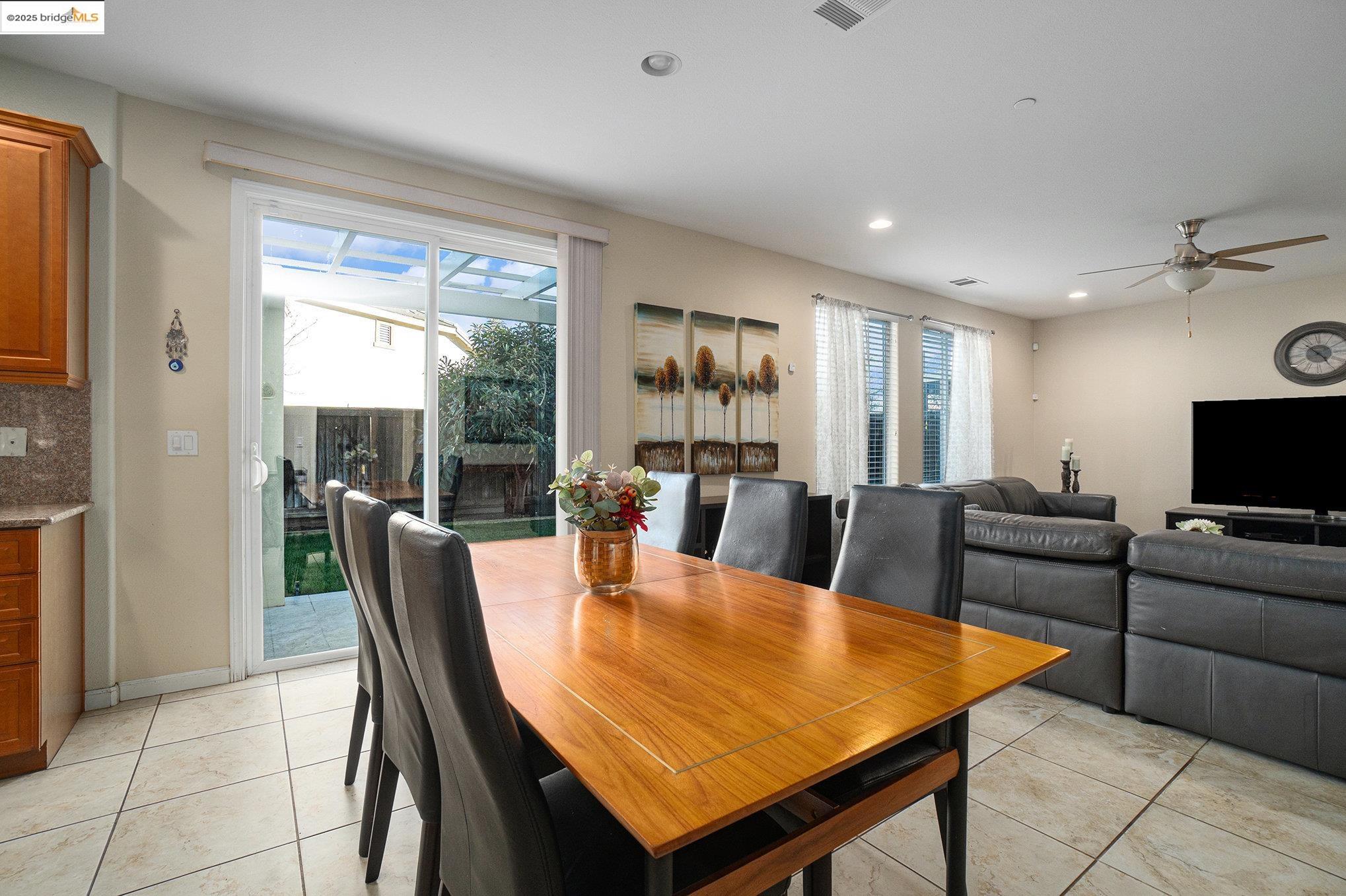 Detail Gallery Image 9 of 42 For 1174 Tropicana Ln, Brentwood,  CA 94513 - 5 Beds | 3 Baths