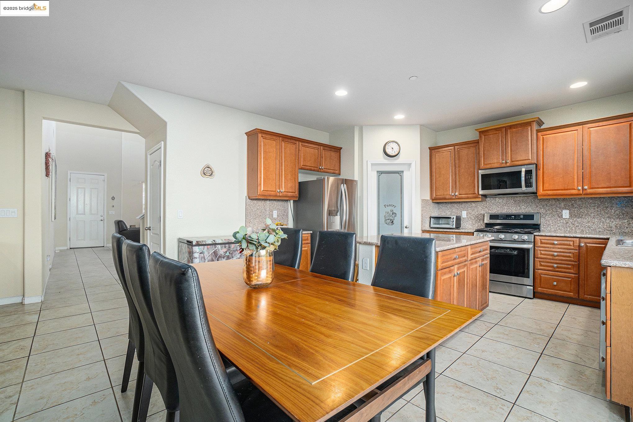 Detail Gallery Image 10 of 42 For 1174 Tropicana Ln, Brentwood,  CA 94513 - 5 Beds | 3 Baths