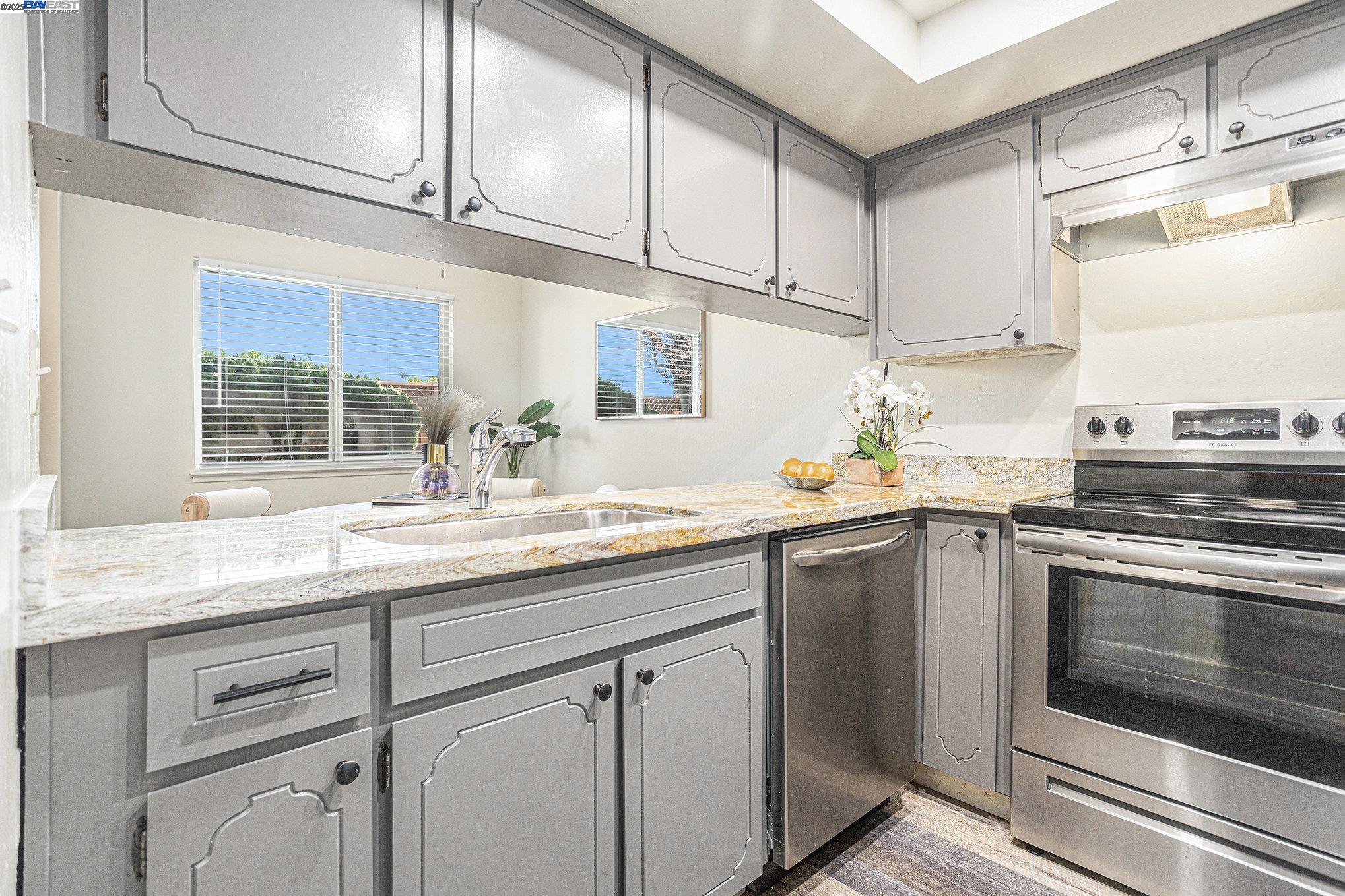 Detail Gallery Image 13 of 28 For 14725 Doolittle Dr, San Leandro,  CA 94577 - 3 Beds | 2 Baths