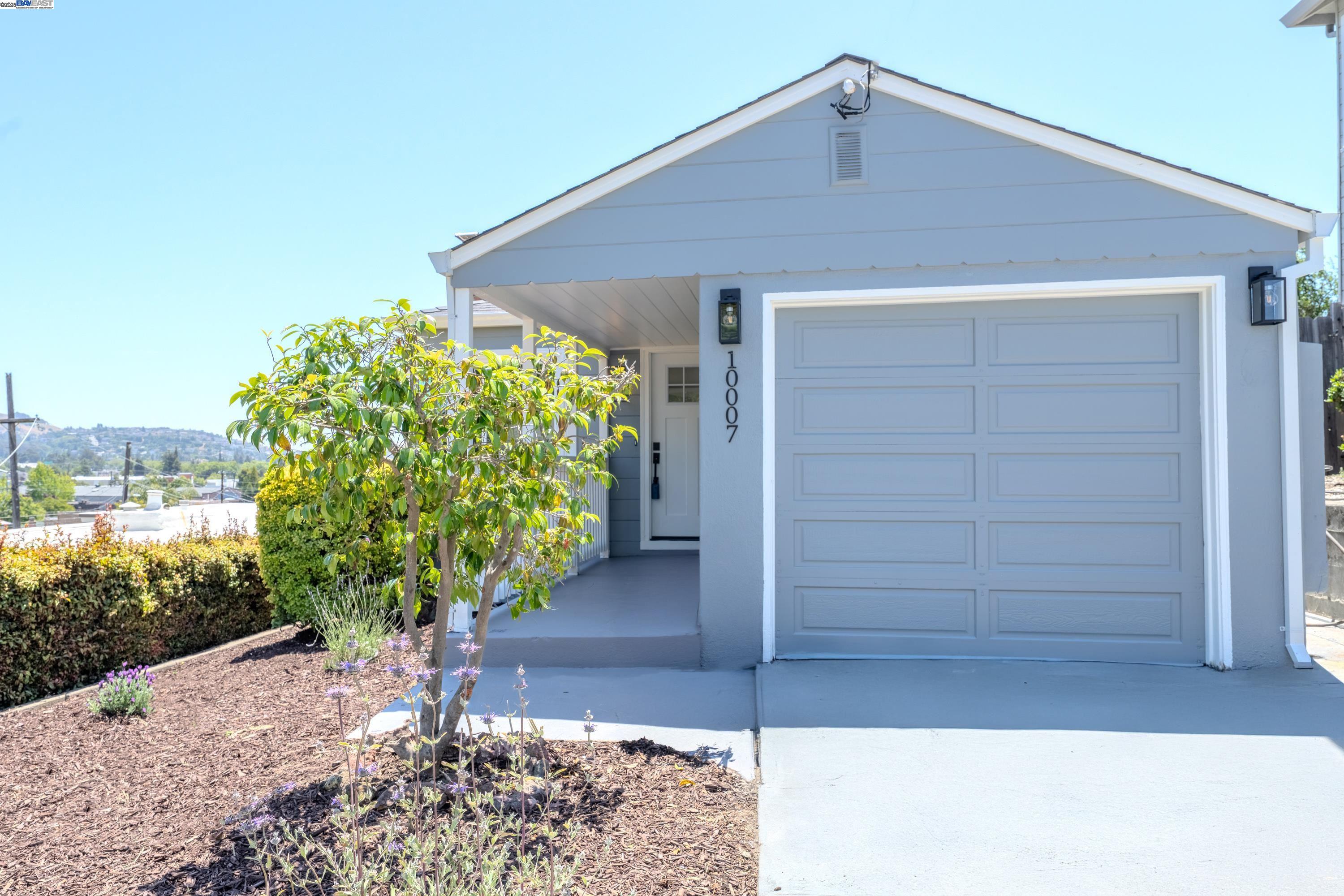 Detail Gallery Image 1 of 32 For 10007 Burr St, Oakland,  CA 94605 - 2 Beds | 1 Baths
