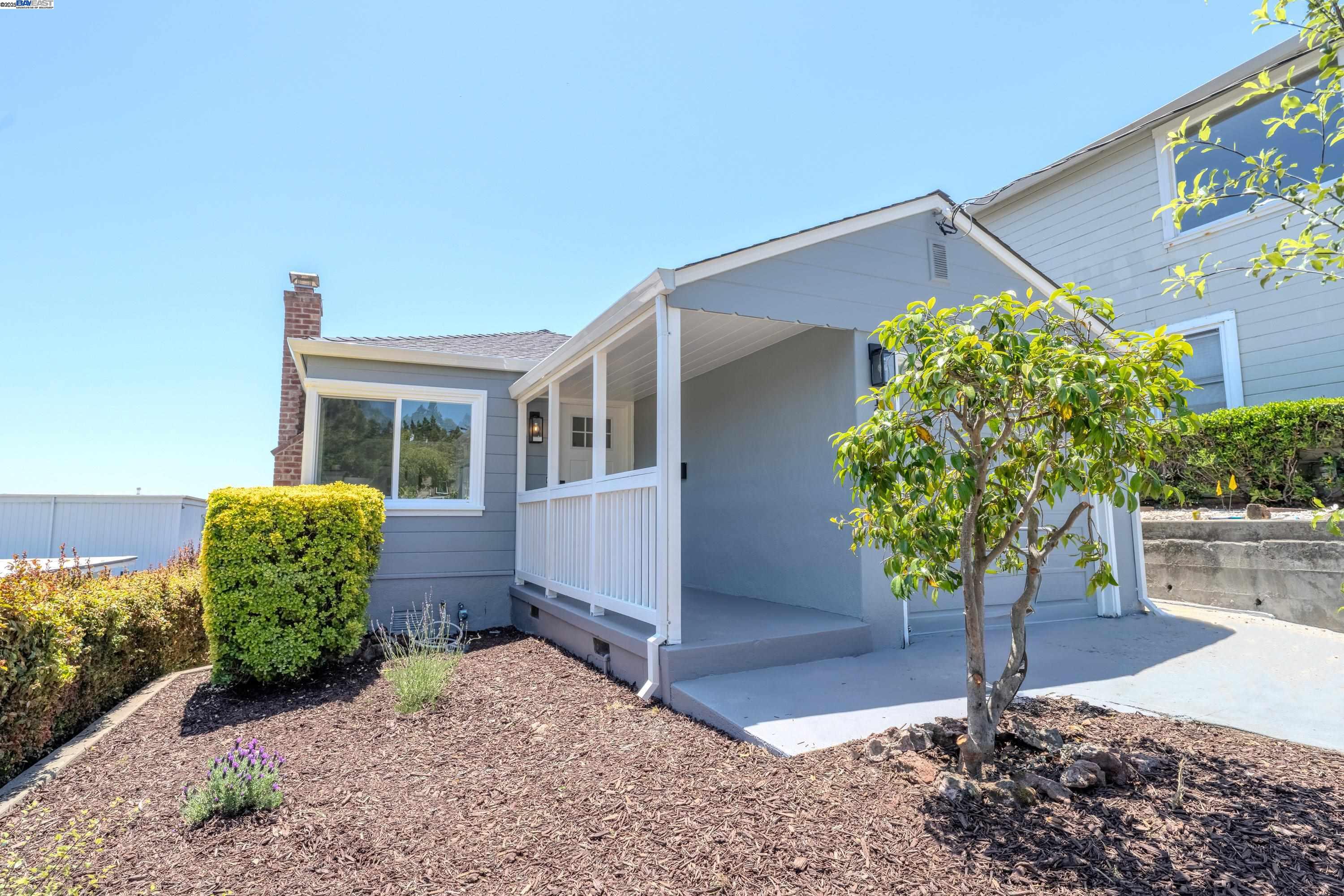 Detail Gallery Image 2 of 32 For 10007 Burr St, Oakland,  CA 94605 - 2 Beds | 1 Baths