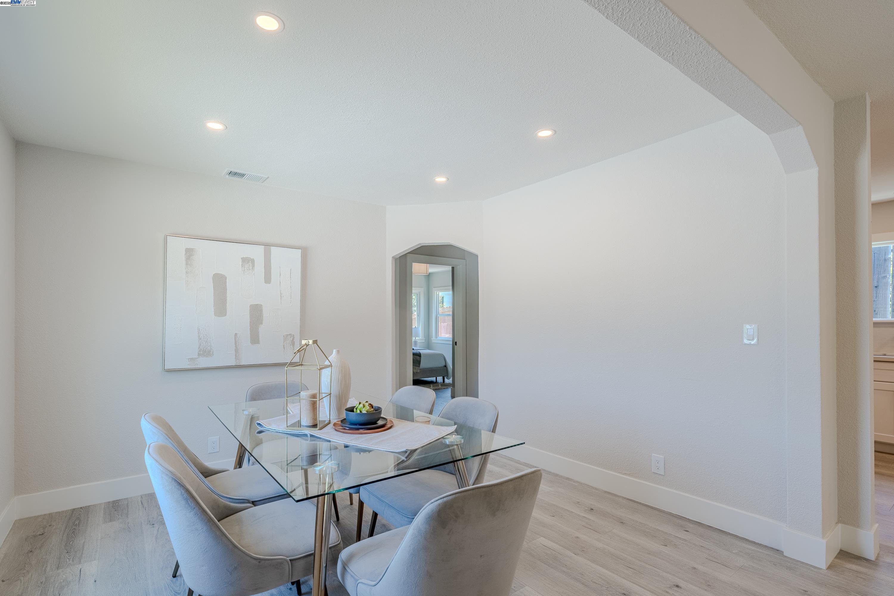 Detail Gallery Image 14 of 32 For 10007 Burr St, Oakland,  CA 94605 - 2 Beds | 1 Baths