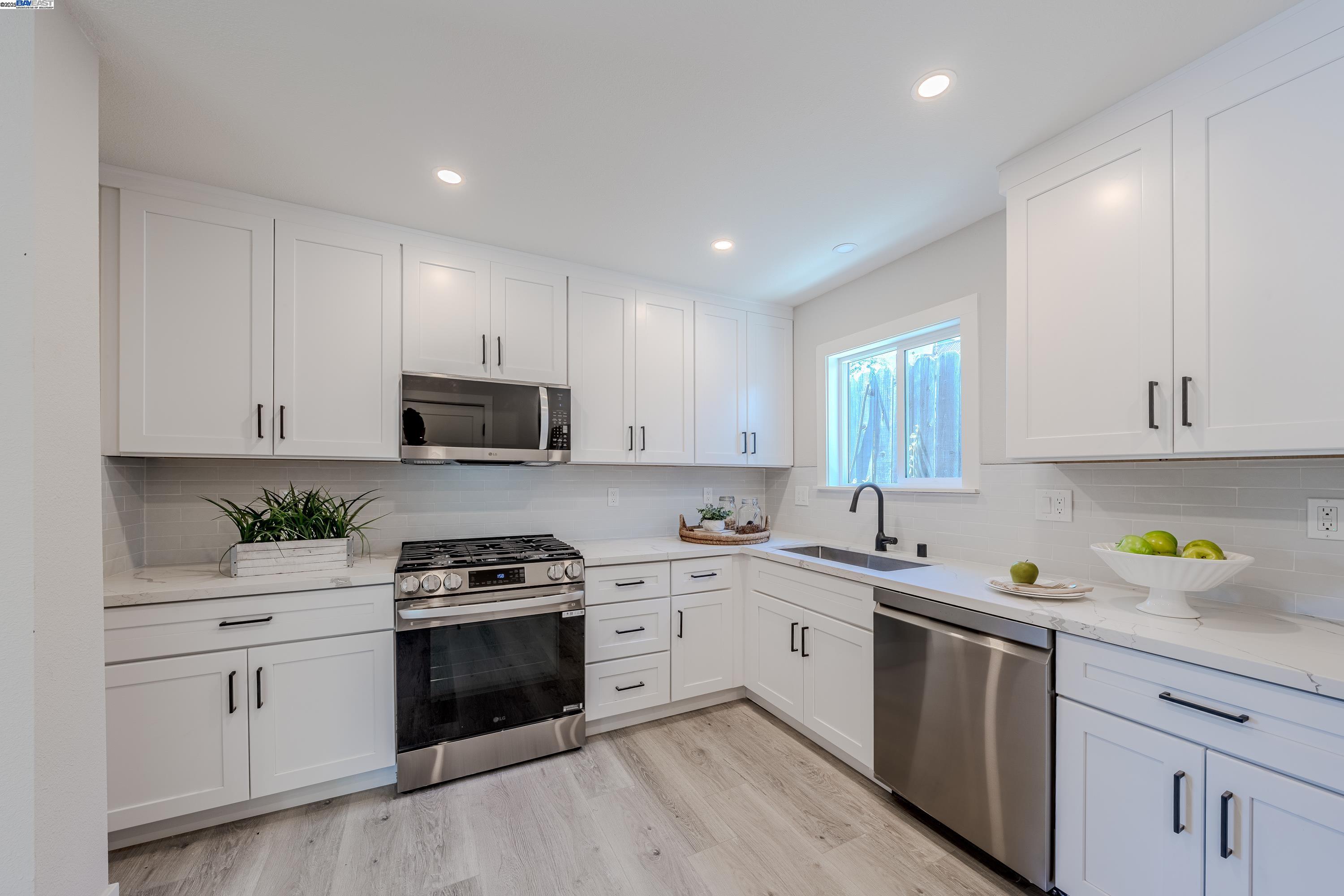 Detail Gallery Image 15 of 32 For 10007 Burr St, Oakland,  CA 94605 - 2 Beds | 1 Baths