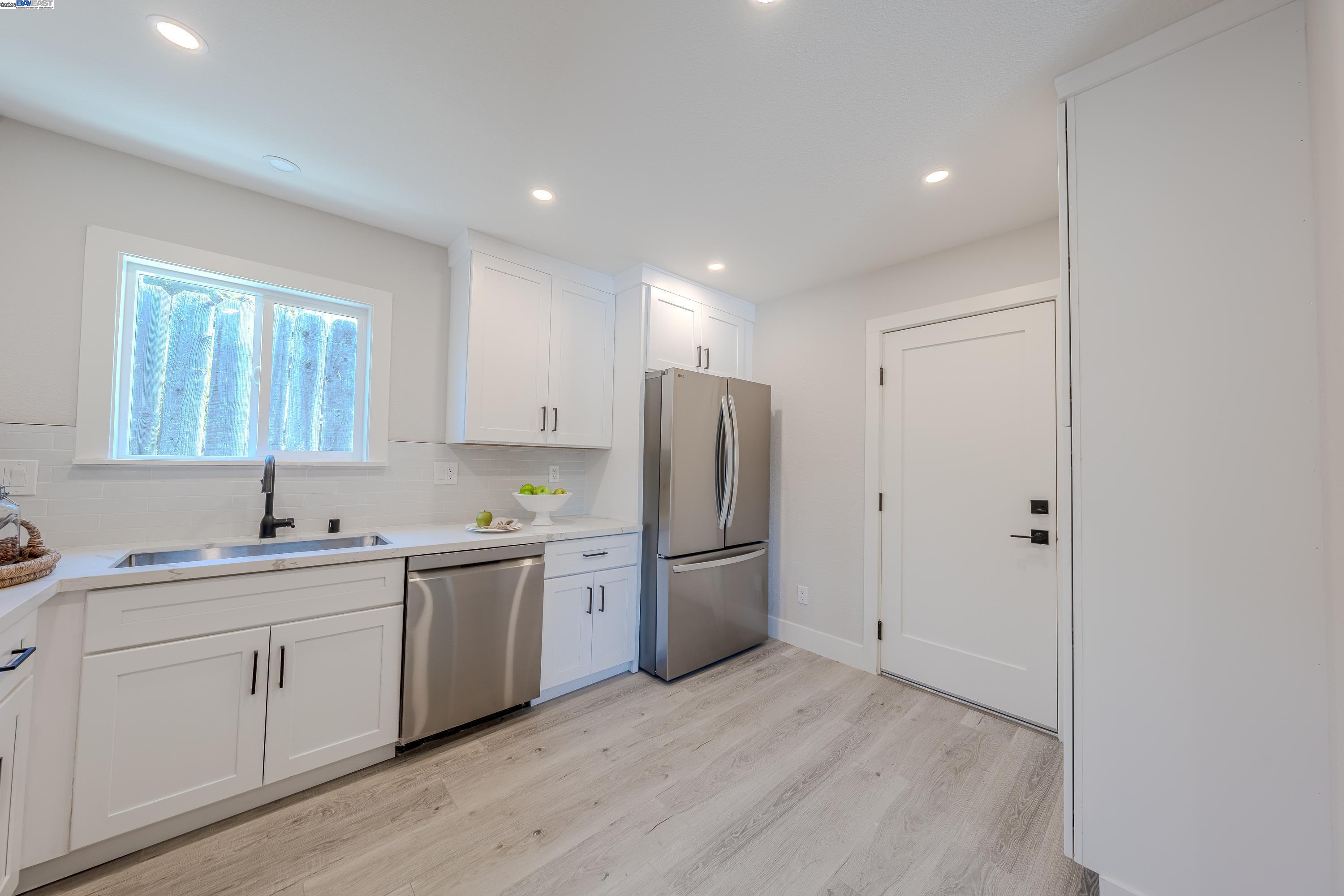 Detail Gallery Image 16 of 32 For 10007 Burr St, Oakland,  CA 94605 - 2 Beds | 1 Baths