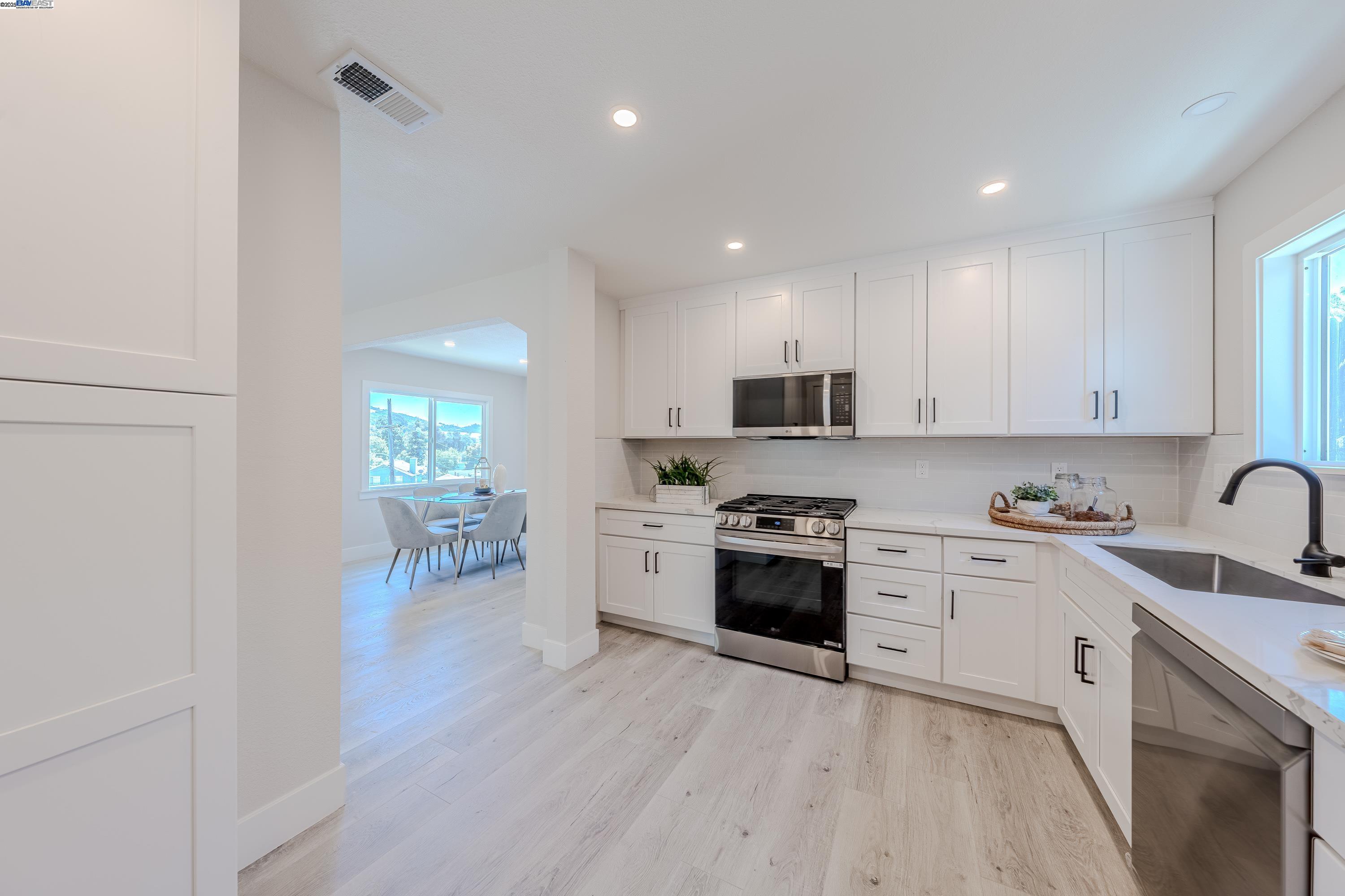 Detail Gallery Image 17 of 32 For 10007 Burr St, Oakland,  CA 94605 - 2 Beds | 1 Baths