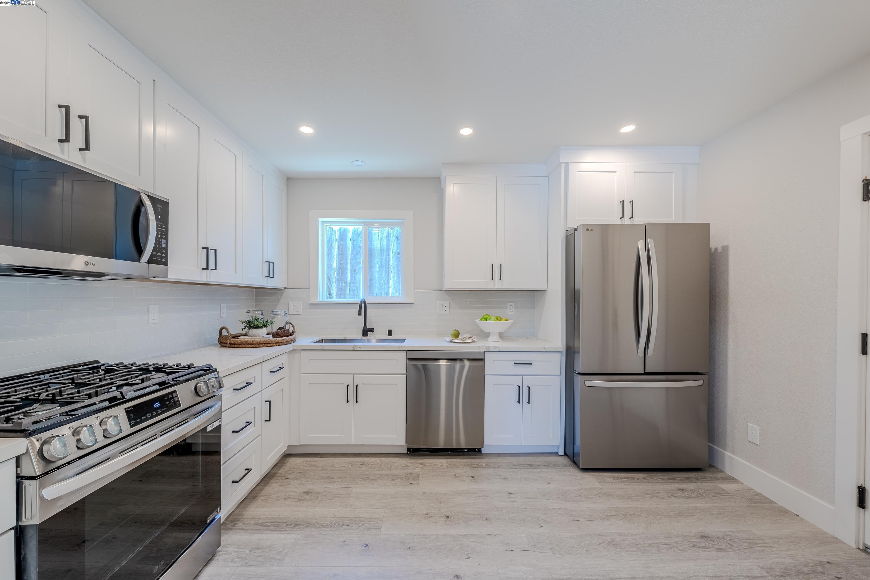 Detail Gallery Image 18 of 32 For 10007 Burr St, Oakland,  CA 94605 - 2 Beds | 1 Baths