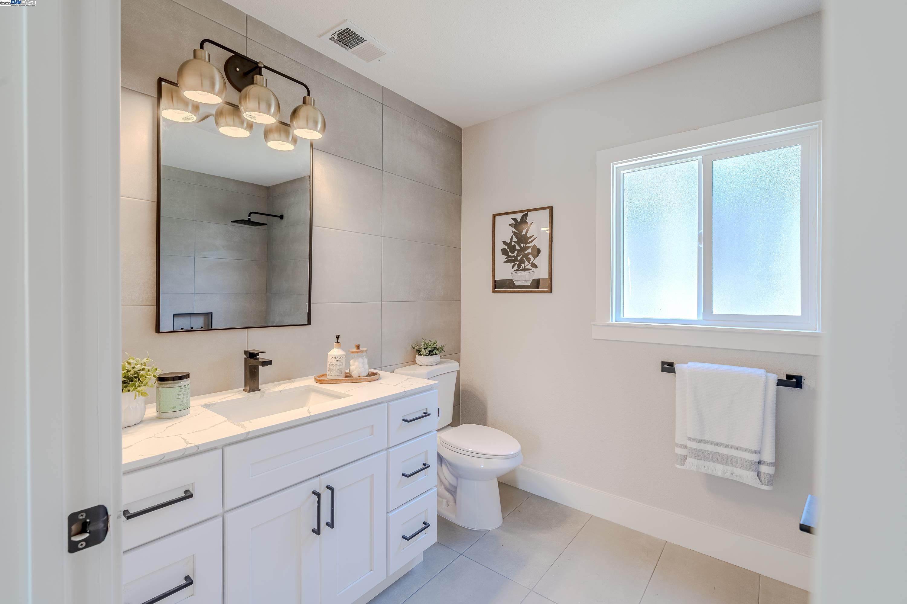 Detail Gallery Image 20 of 32 For 10007 Burr St, Oakland,  CA 94605 - 2 Beds | 1 Baths