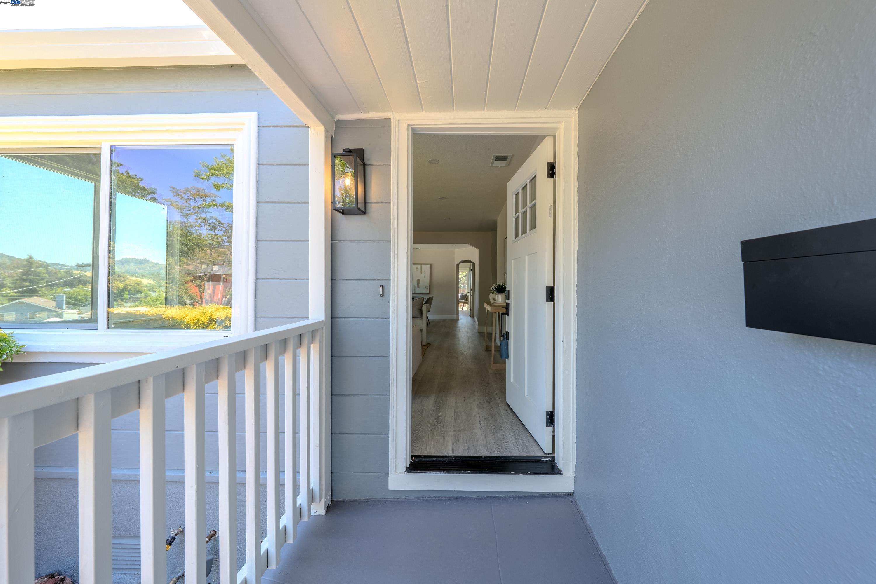 Detail Gallery Image 3 of 32 For 10007 Burr St, Oakland,  CA 94605 - 2 Beds | 1 Baths