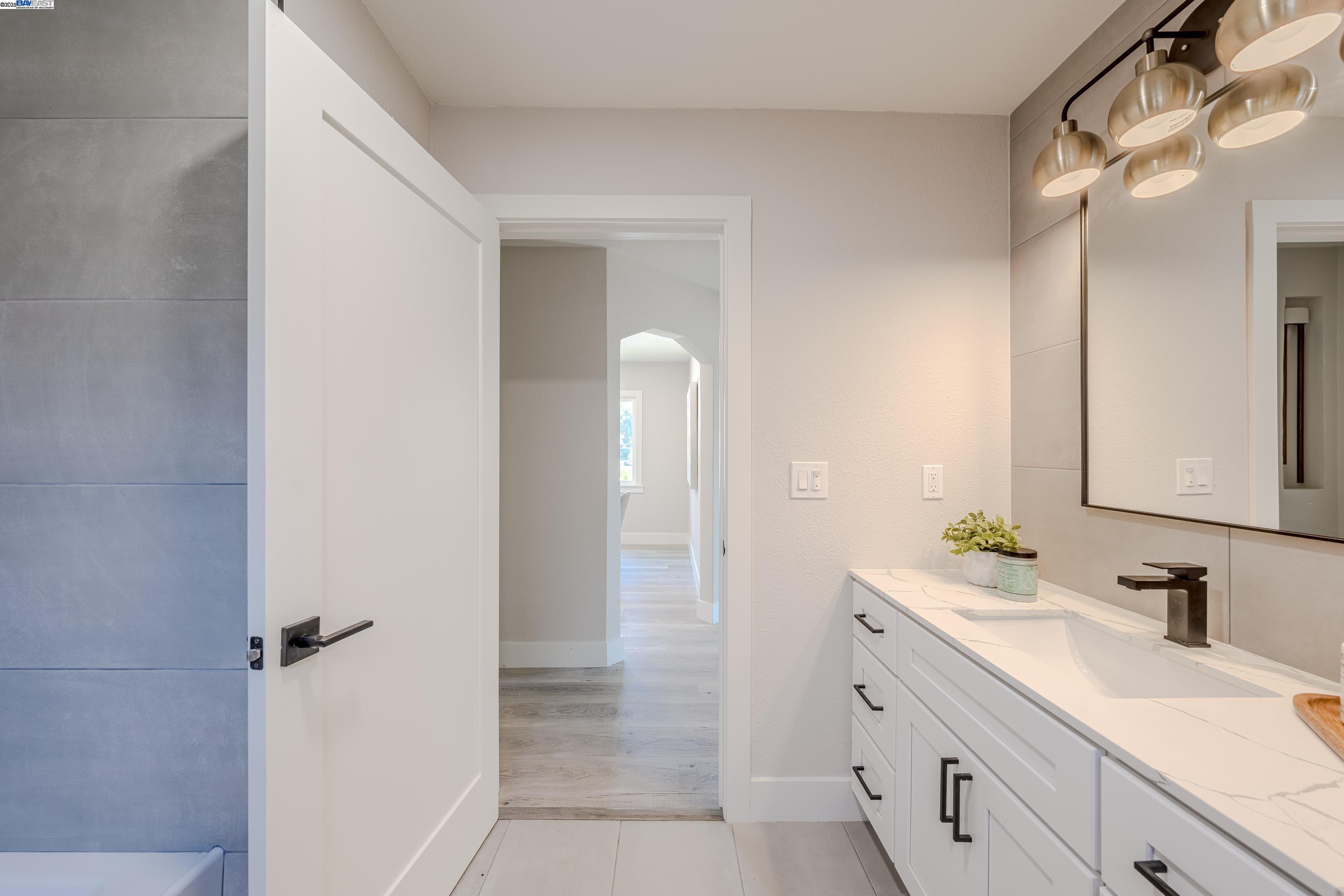 Detail Gallery Image 22 of 32 For 10007 Burr St, Oakland,  CA 94605 - 2 Beds | 1 Baths