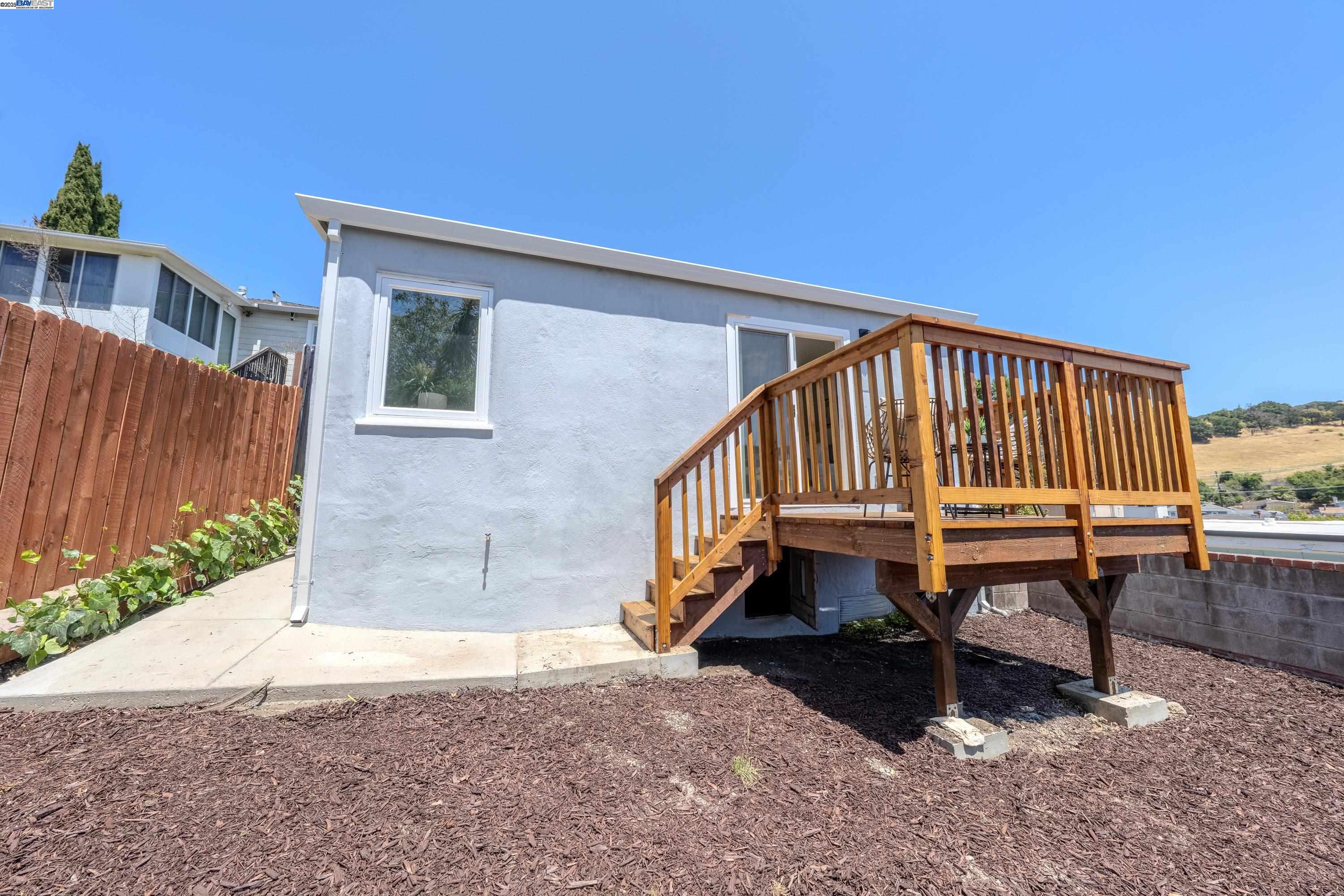 Detail Gallery Image 32 of 32 For 10007 Burr St, Oakland,  CA 94605 - 2 Beds | 1 Baths