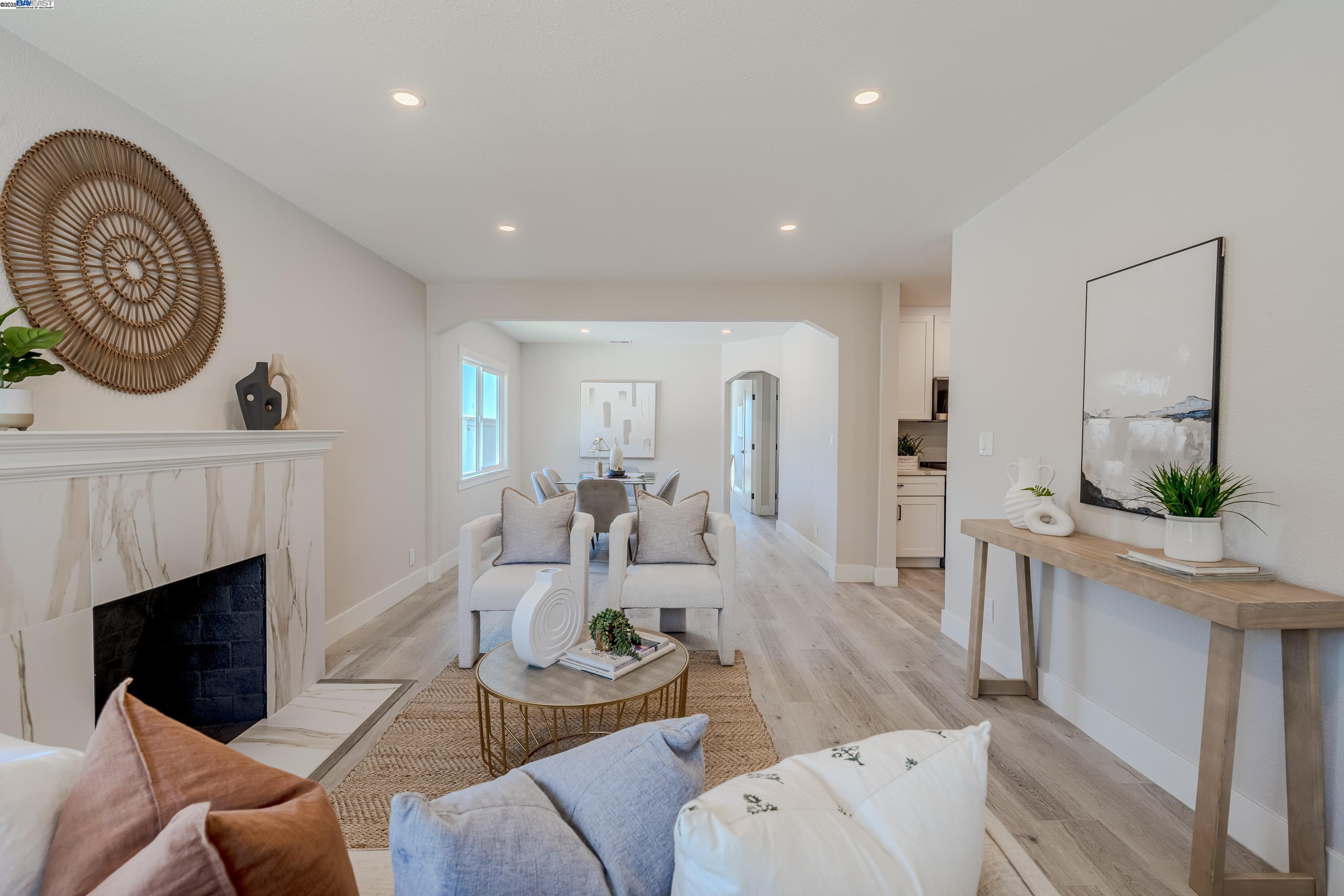 Detail Gallery Image 5 of 32 For 10007 Burr St, Oakland,  CA 94605 - 2 Beds | 1 Baths