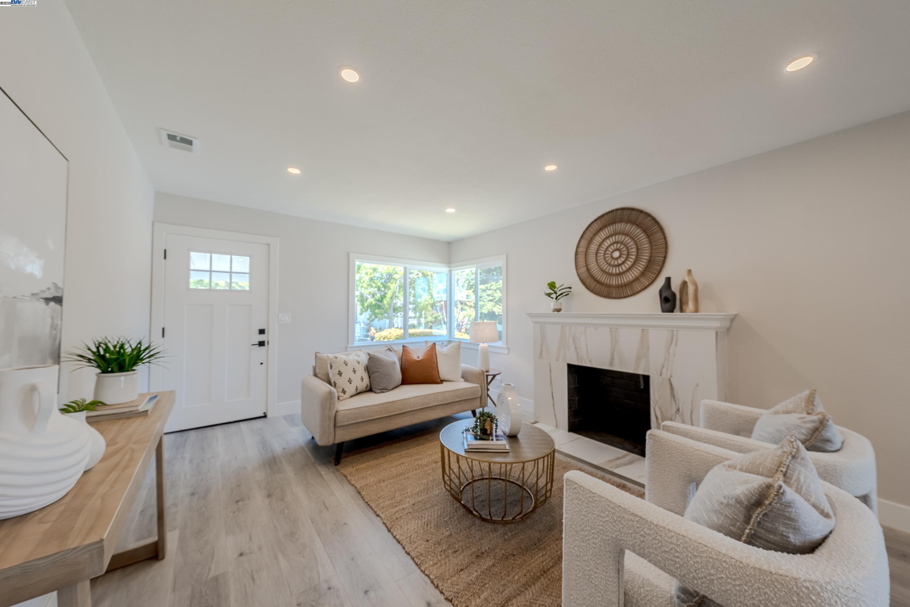 Detail Gallery Image 7 of 32 For 10007 Burr St, Oakland,  CA 94605 - 2 Beds | 1 Baths