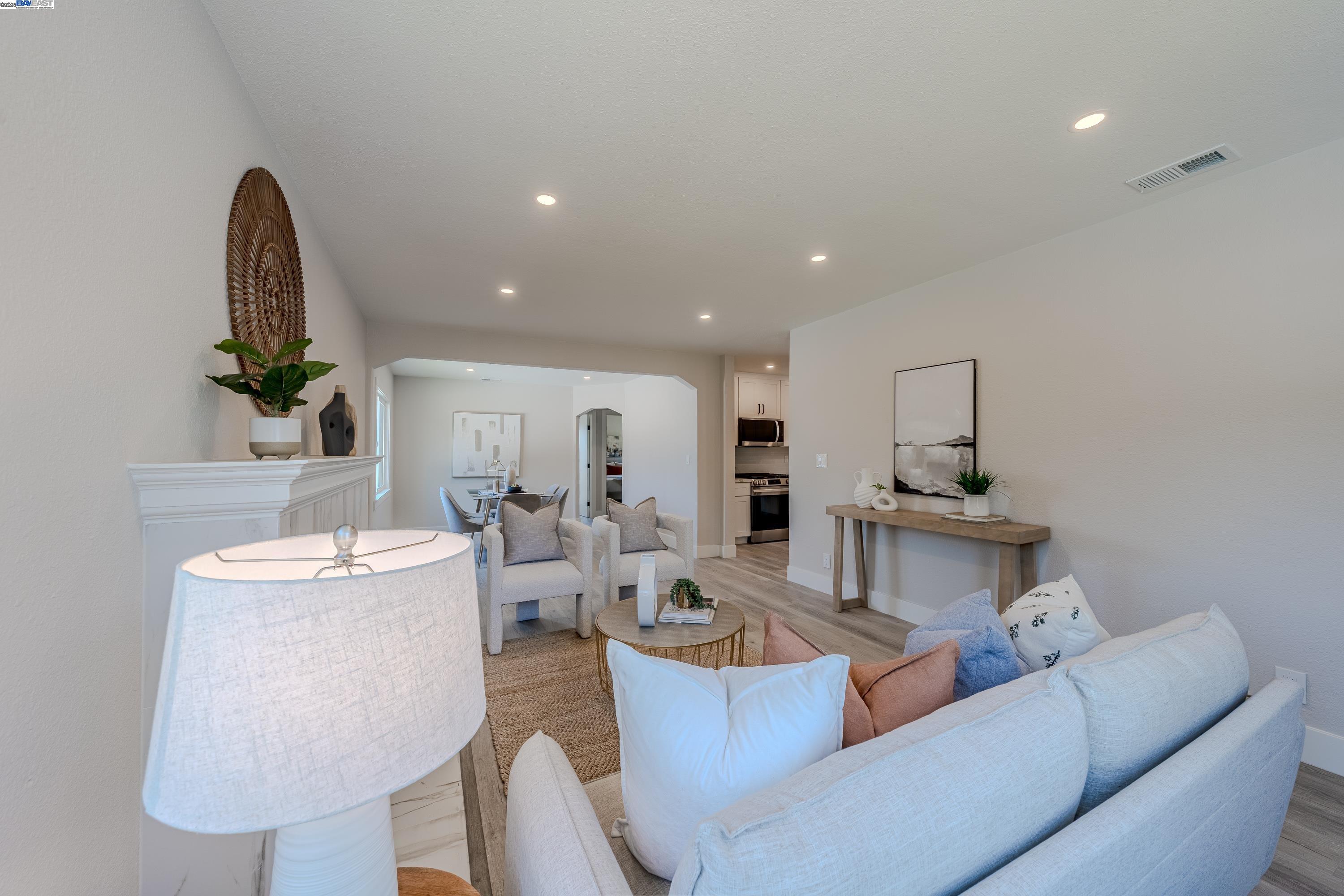 Detail Gallery Image 9 of 32 For 10007 Burr St, Oakland,  CA 94605 - 2 Beds | 1 Baths