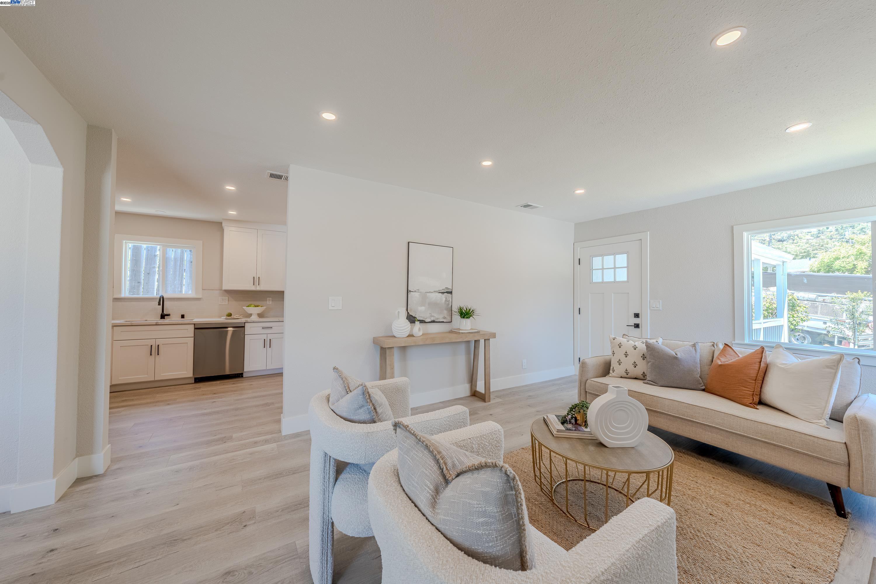Detail Gallery Image 10 of 32 For 10007 Burr St, Oakland,  CA 94605 - 2 Beds | 1 Baths