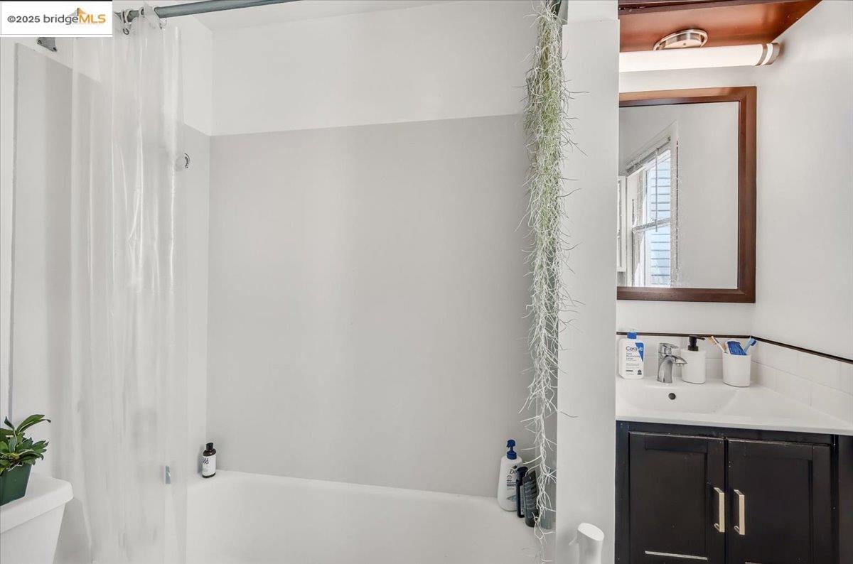 Detail Gallery Image 4 of 17 For 1827 Berkeley Way, Berkeley,  CA 94703 - – Beds | – Baths