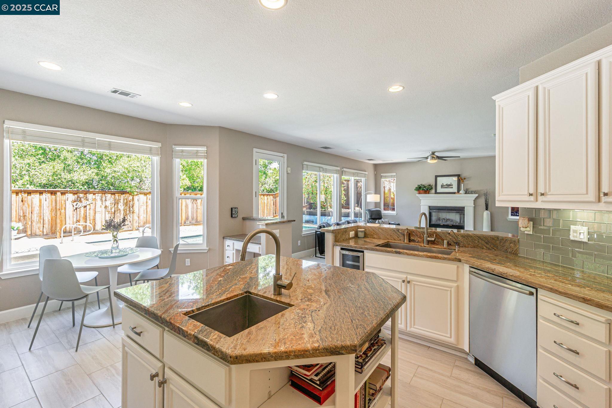 Detail Gallery Image 15 of 56 For 1039 Rolling Woods Way, Concord,  CA 94521 - 4 Beds | 3/1 Baths