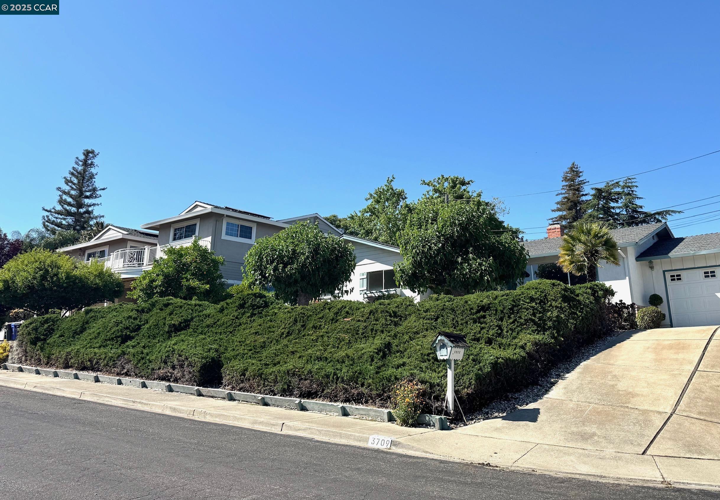Detail Gallery Image 1 of 1 For 3709 Sunview Way, Concord,  CA 94520 - 3 Beds | 2 Baths
