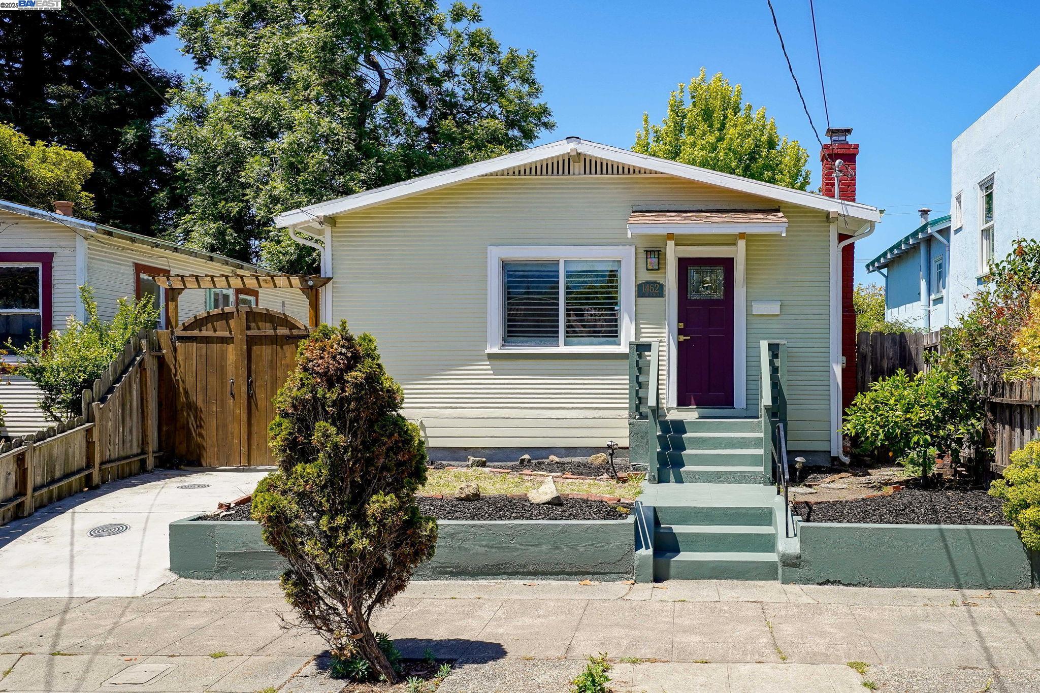 Detail Gallery Image 1 of 1 For 1462 Curtis Street, Berkeley,  CA 94702-1006 - 2 Beds | 1 Baths