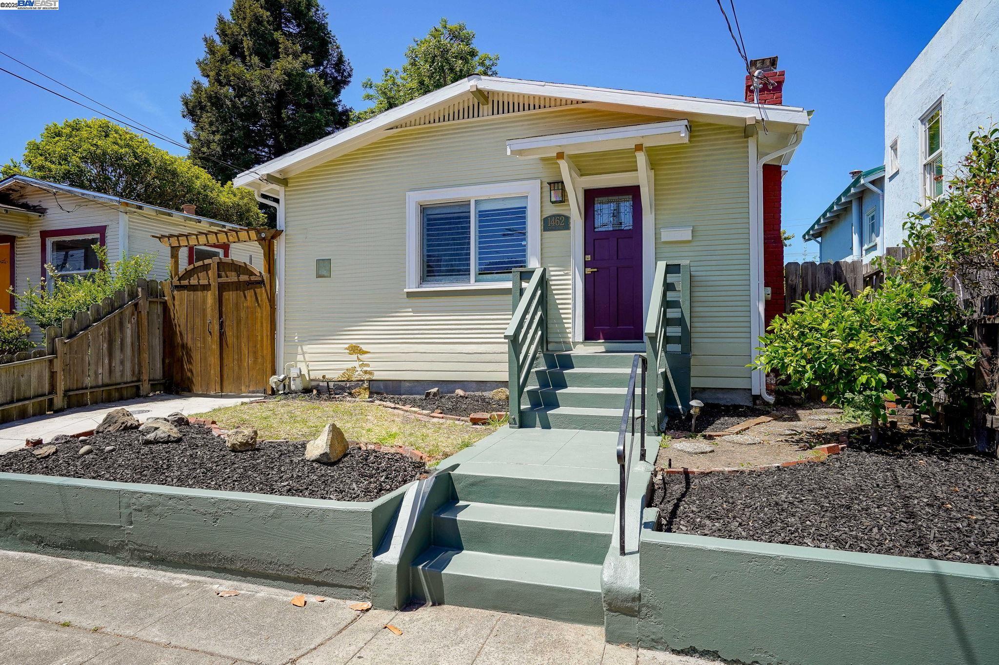 Detail Gallery Image 2 of 24 For 1462 Curtis Street, Berkeley,  CA 94702-1006 - 2 Beds | 1 Baths