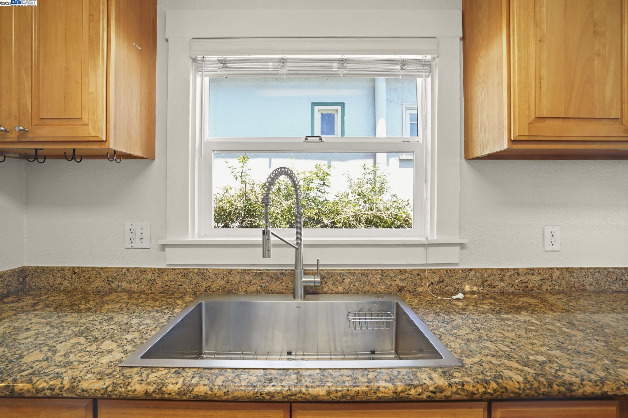 Detail Gallery Image 11 of 24 For 1462 Curtis Street, Berkeley,  CA 94702-1006 - 2 Beds | 1 Baths