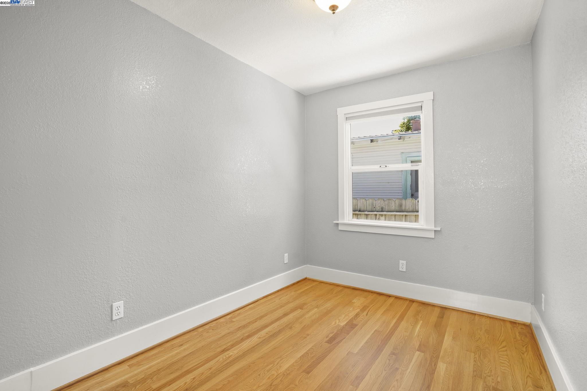 Detail Gallery Image 12 of 24 For 1462 Curtis Street, Berkeley,  CA 94702-1006 - 2 Beds | 1 Baths